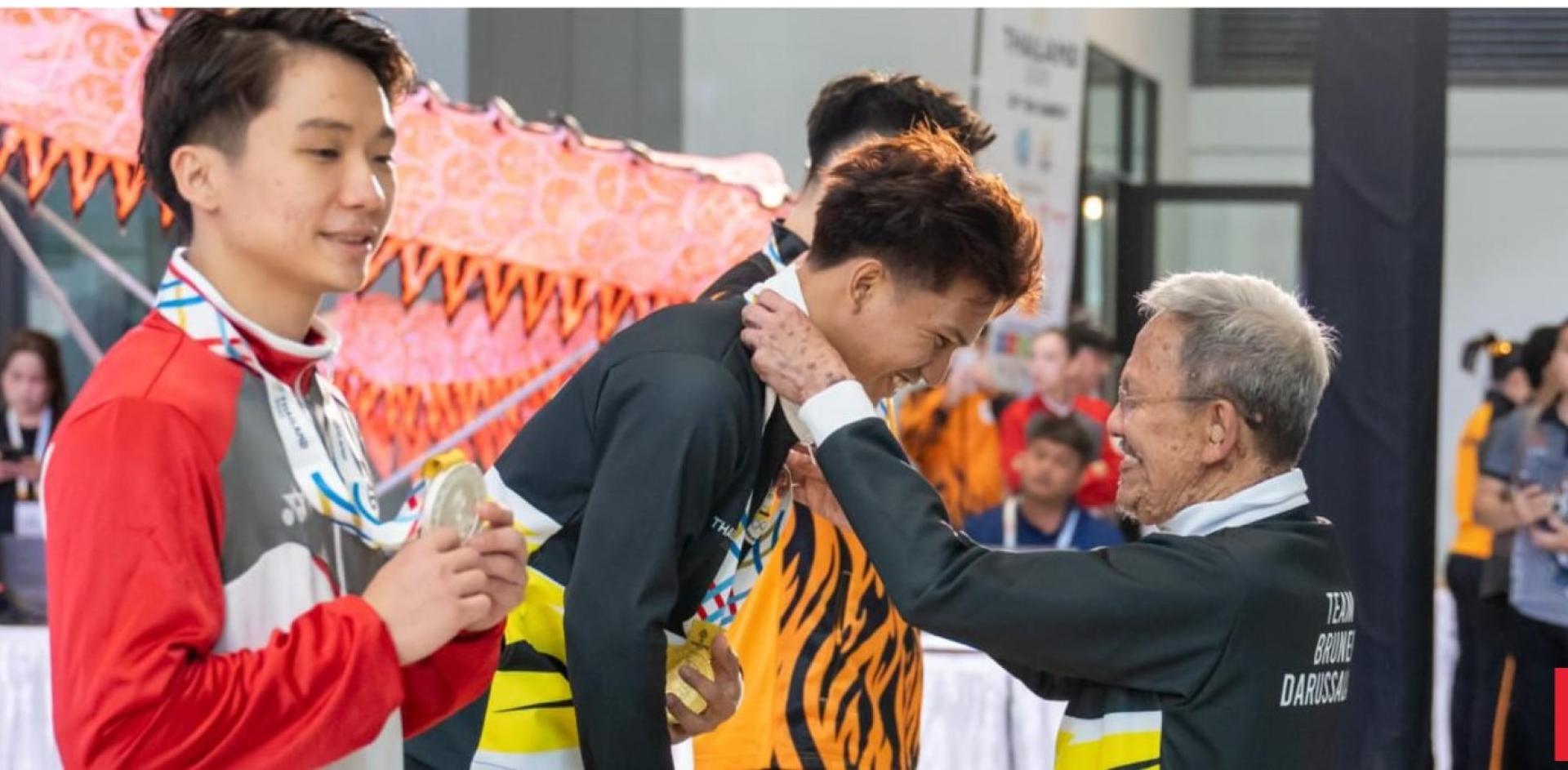 哈吉苏菲里博尔基亚亲王颁发金牌予汶莱武术运动员 Mohammad Adi Salihin