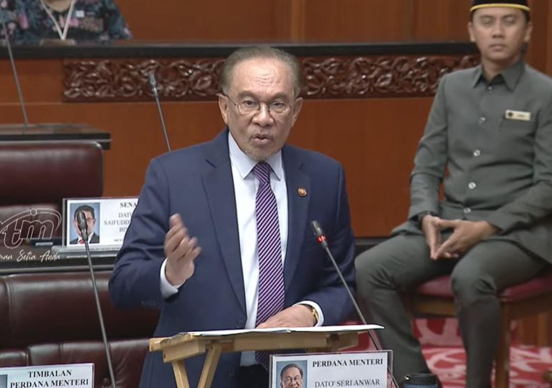 安华指，政府明年将在国会下议院提呈《2010年告密者保护修正法案》，以明确区分告密者与罪犯。