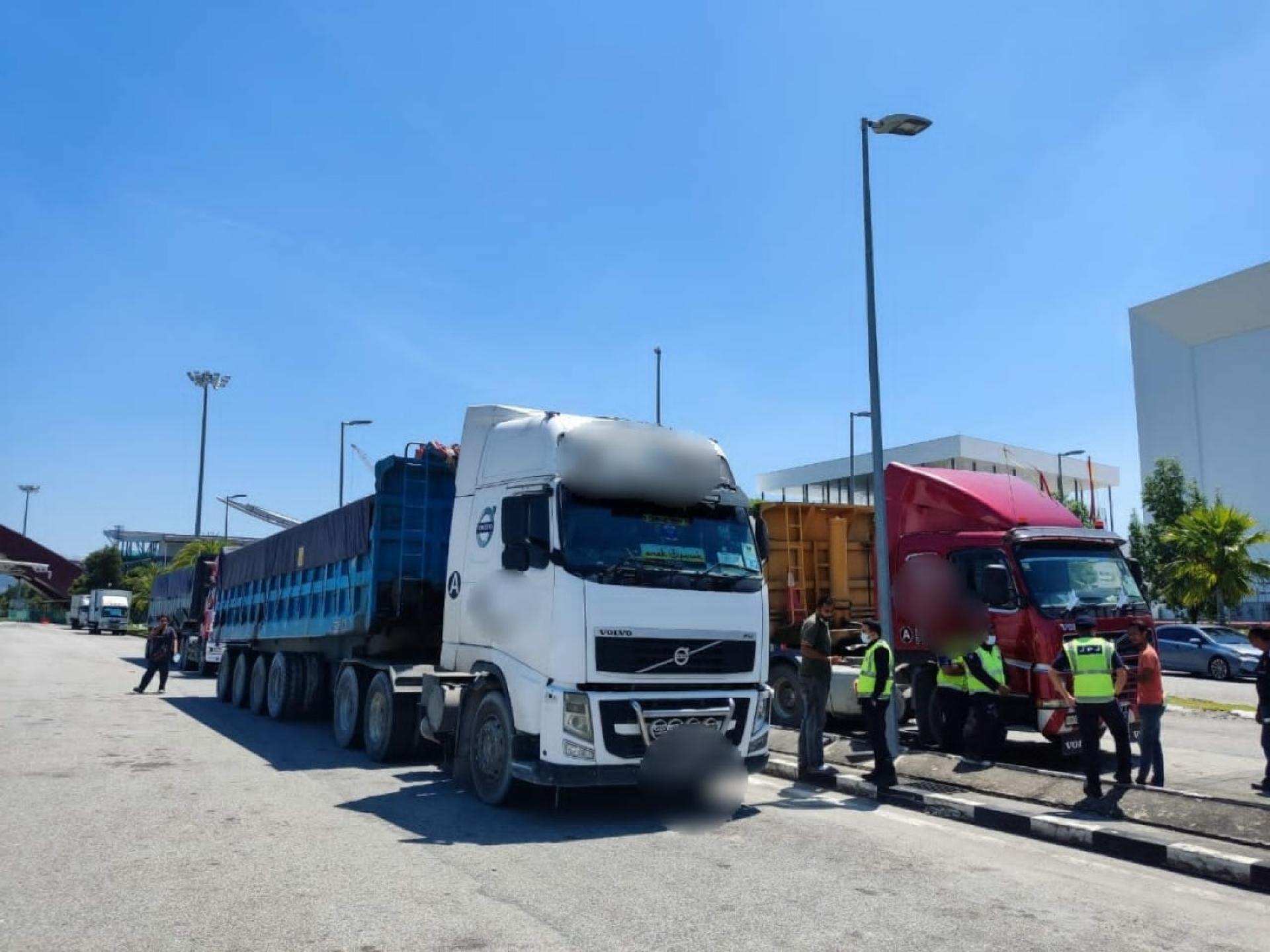 马来西亚罗里同业总会指，自政府严打罗里运输超载的8周以来，没有出现运输费涨价的问题。（示意图）