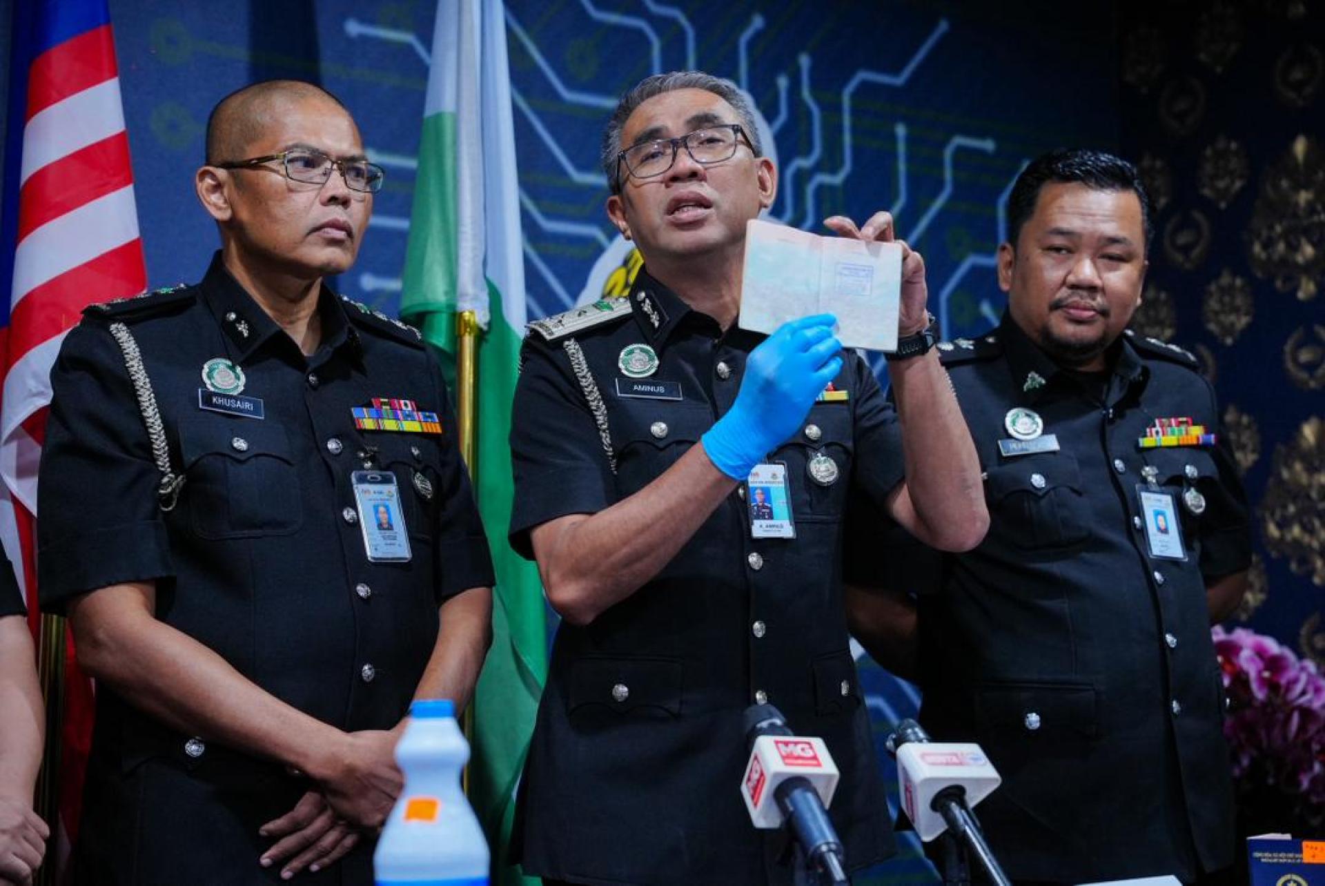 凯鲁阿米努斯展示起获的伪造护照。（图取自：KOSMO）