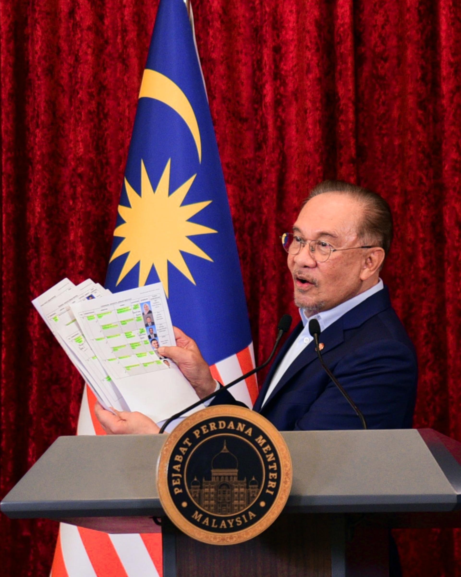 安华周二（16日）通过直播宣布内阁改组。