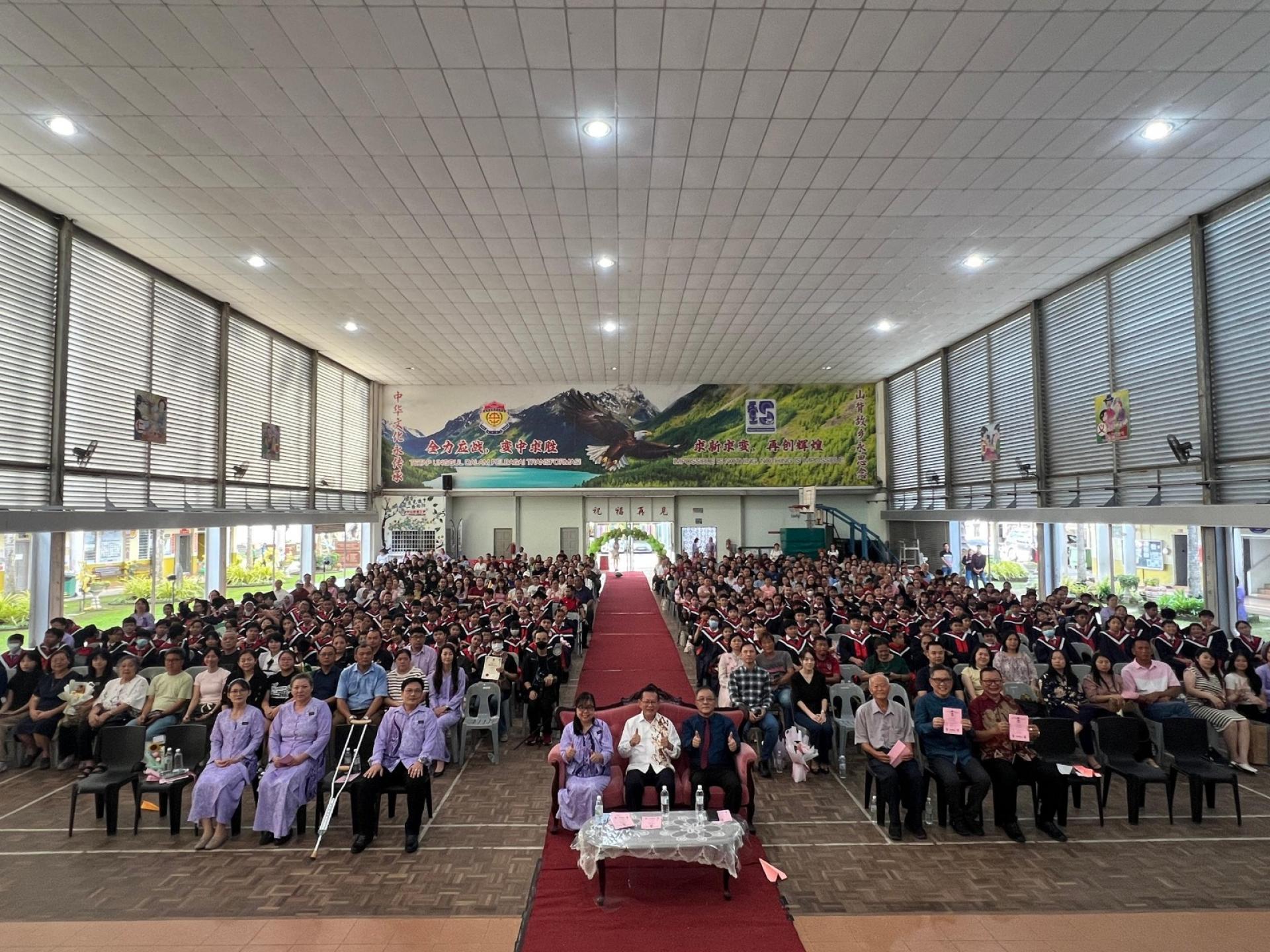 出席者在廉律中山学校第七十九届毕业及颁奖典礼上合影。