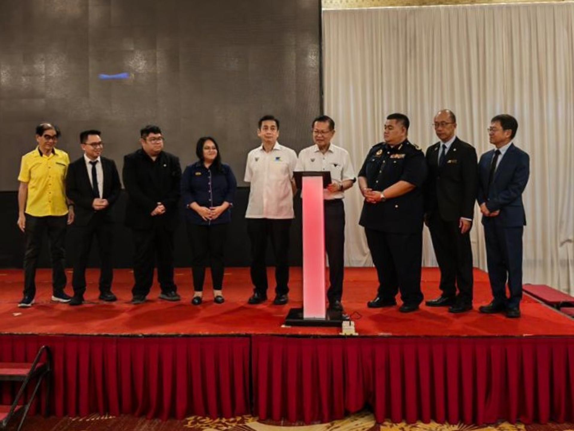 砂交通部长拿督斯里李景胜（左6）为美里智慧巴士服务的公交信号优先系统主持推展。