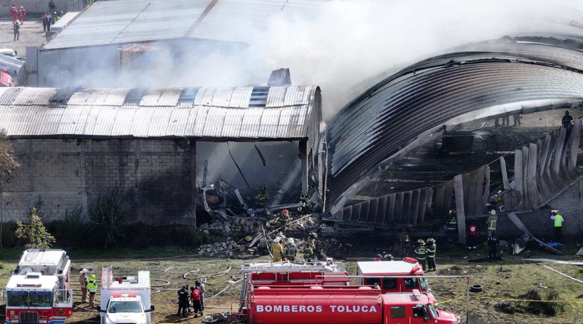 飞机在机场附近坠毁，撞上一座工业仓库。