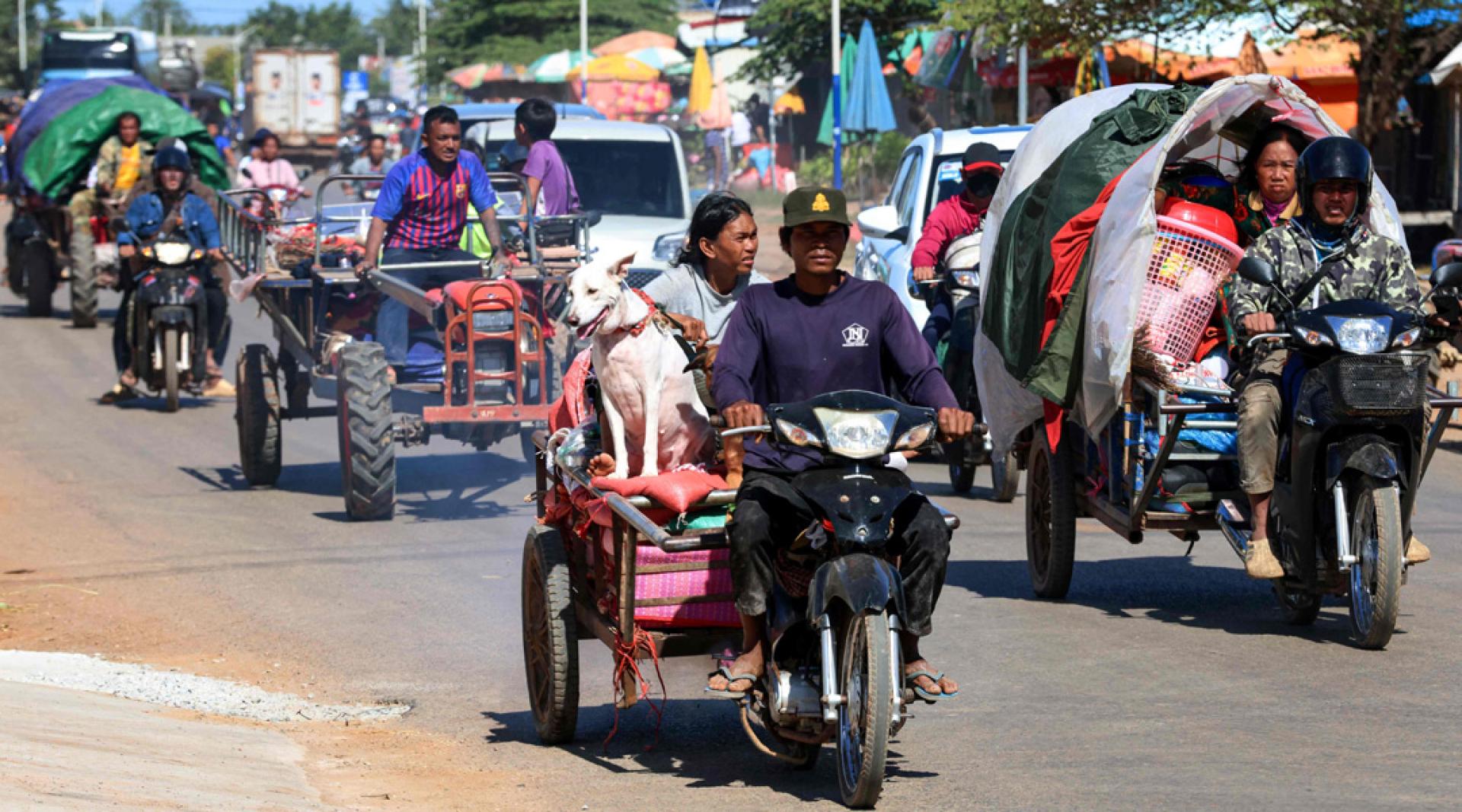 泰方15日空袭柬埔寨暹粒省后，居民撤离。