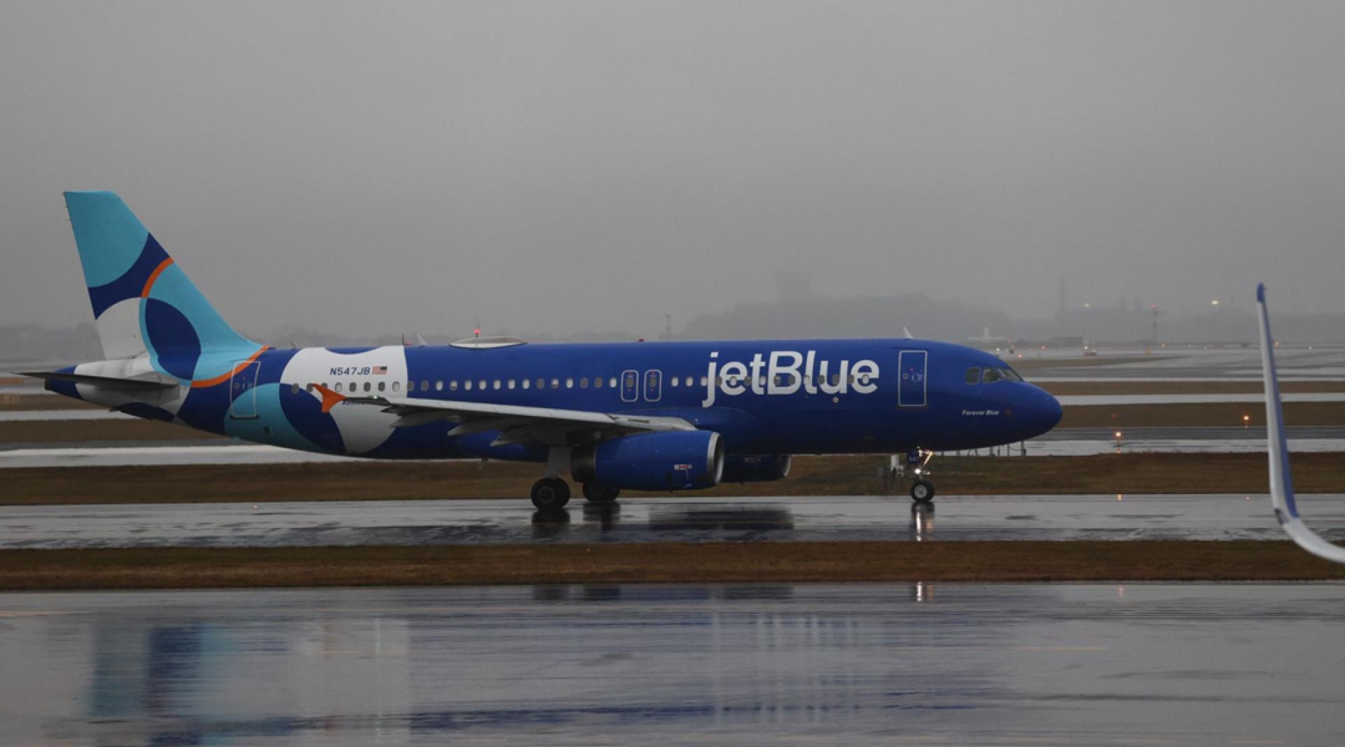 一架捷蓝航空客机差点与美军空中加油机相撞。