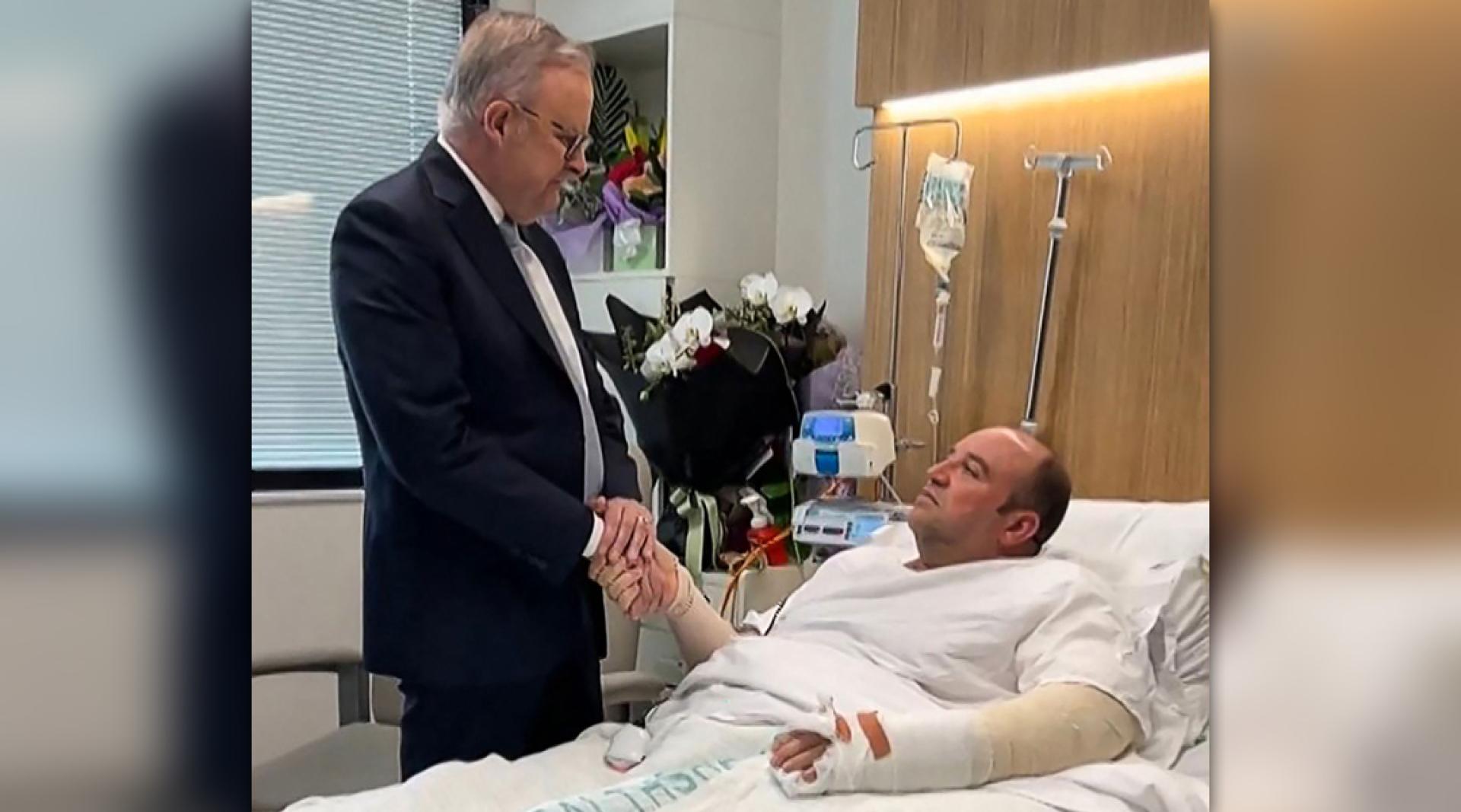 澳洲总理阿尔巴尼斯16日前往医院探望艾哈迈德。