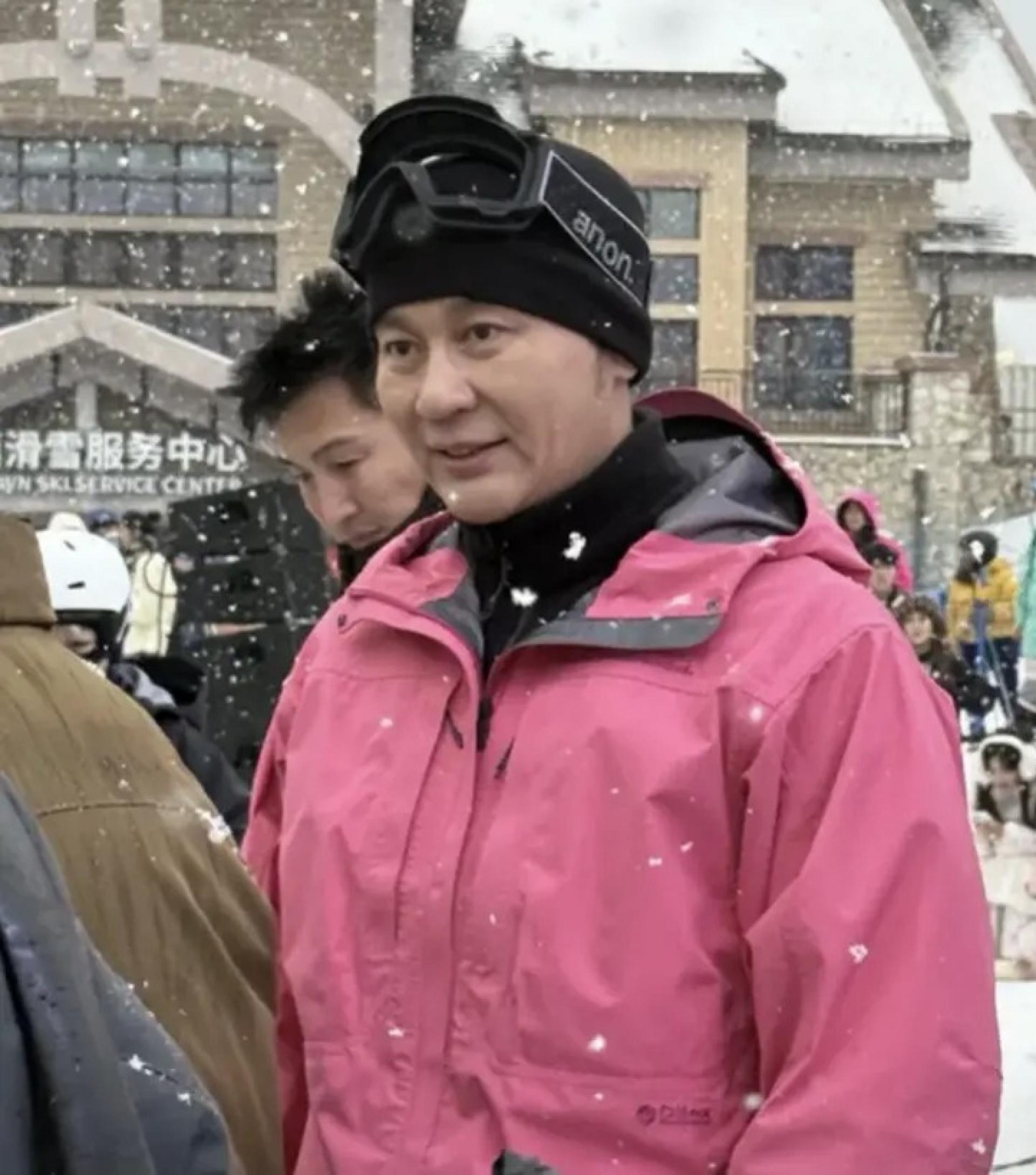 李晨近照脸部浮肿、老态逼人。