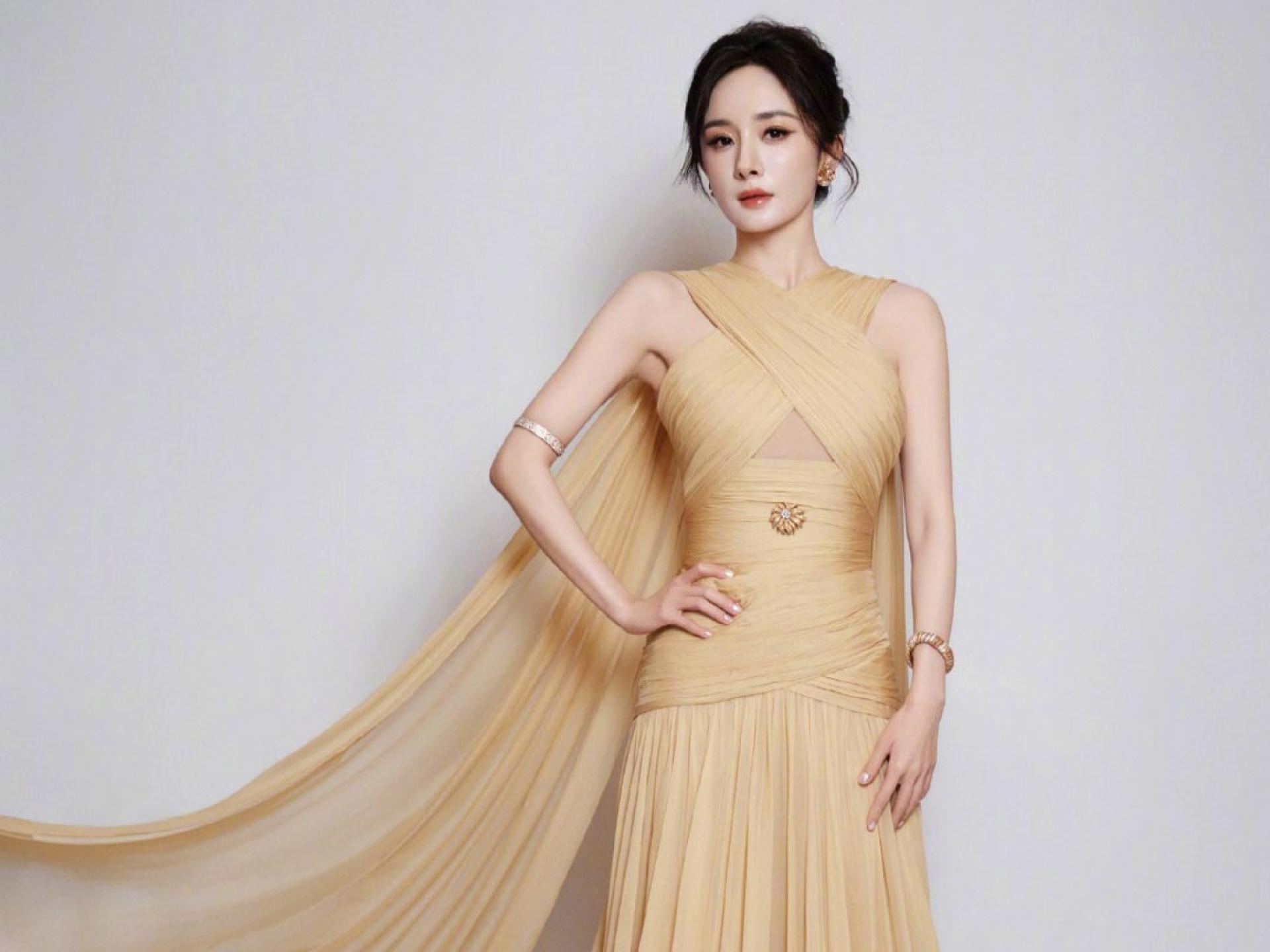 杨幂充满气场，像个女王。