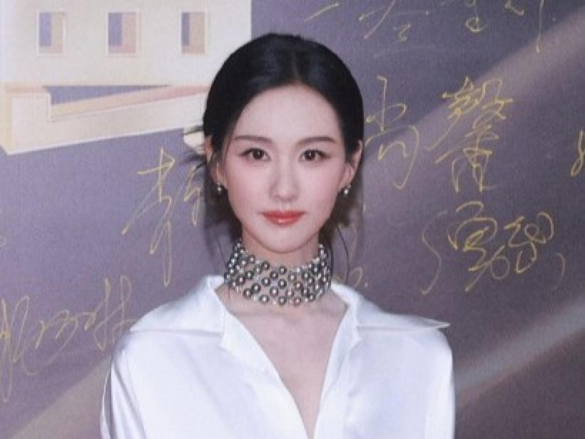 陈都灵美到发光。