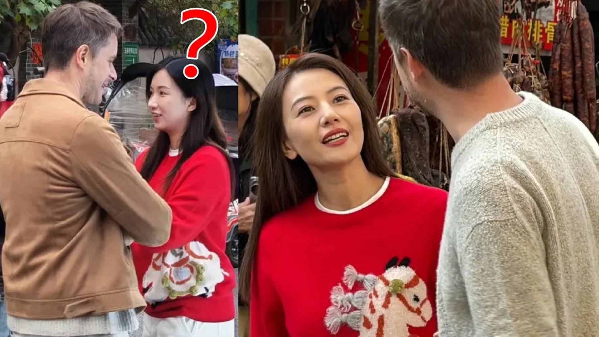 高圆圆（右图）在街头拍广告，一名穿着相同的工作人员（左图）先帮她测试灯光和走位。