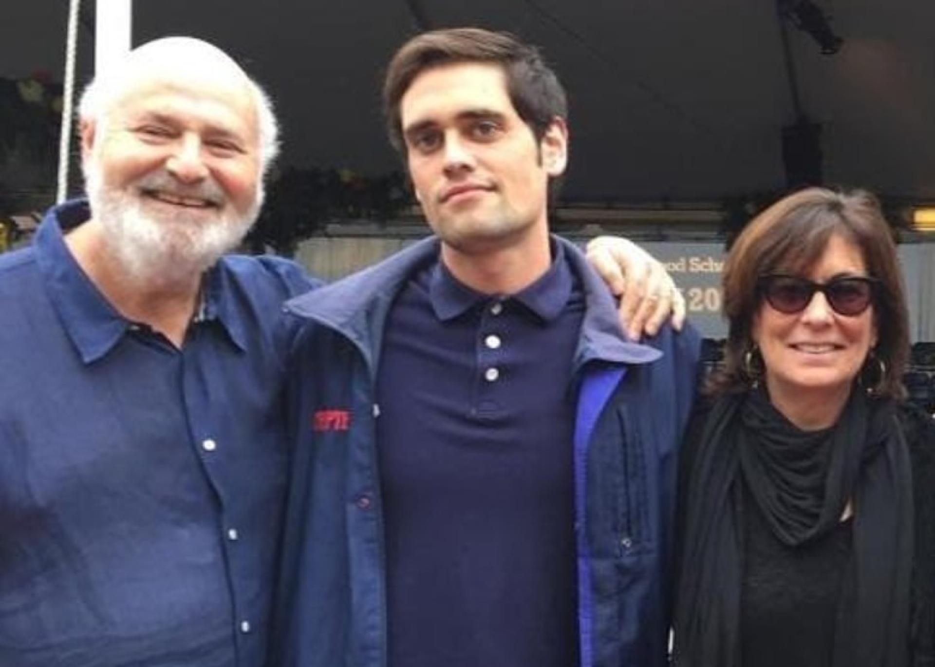 尼克莱纳（中）被控弑亲，正式以两项谋杀罪起诉。