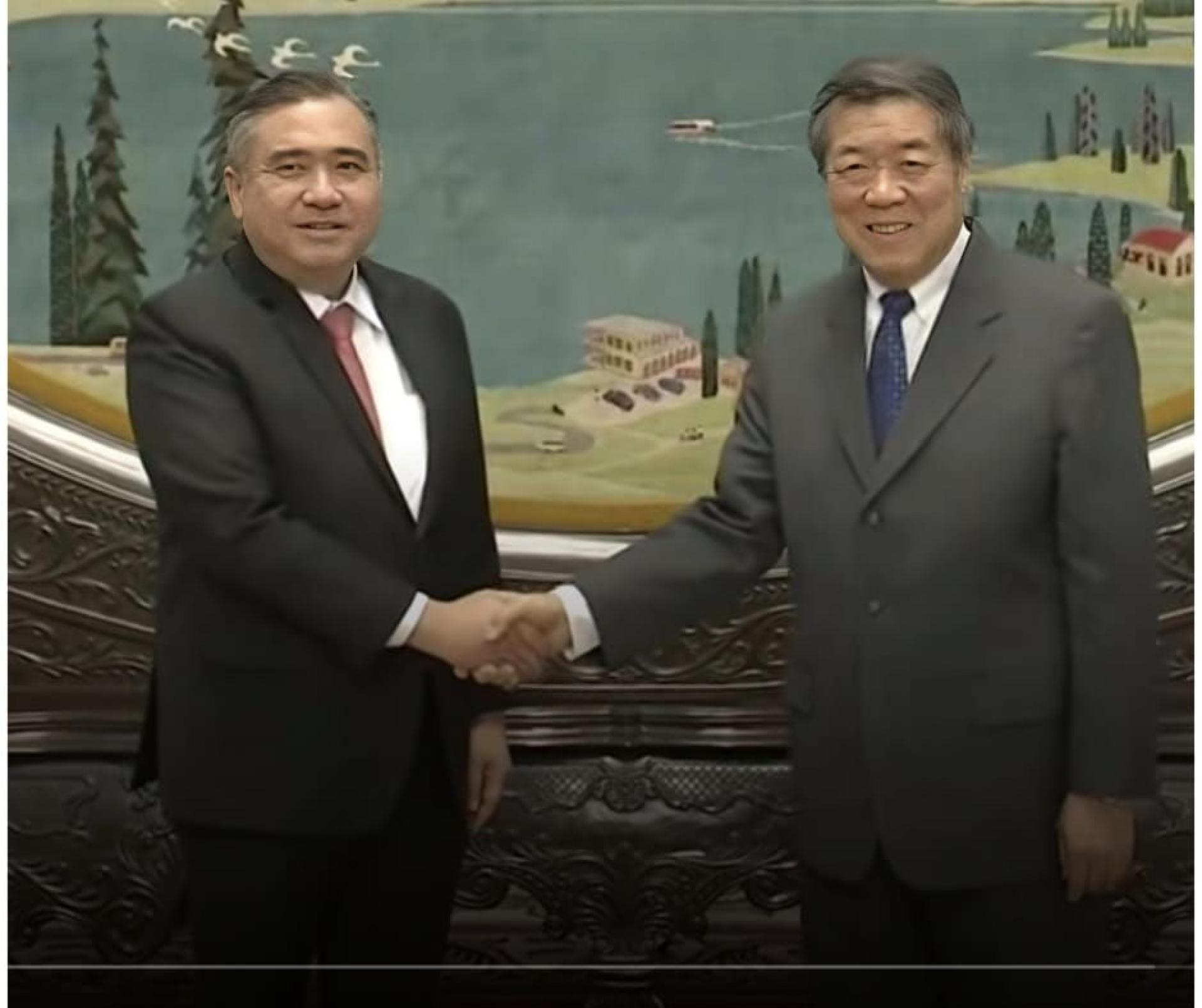 陆兆福（左起）会晤何立峰；双方就马中关系友好发展、经贸合作前景以及区域与全球经济形势，进行了坦诚、深入和建设性的交流。