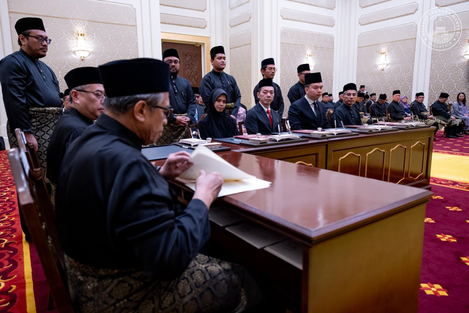 8名副部长今早在国家元首苏丹依布拉欣陛下面前宣誓就职。