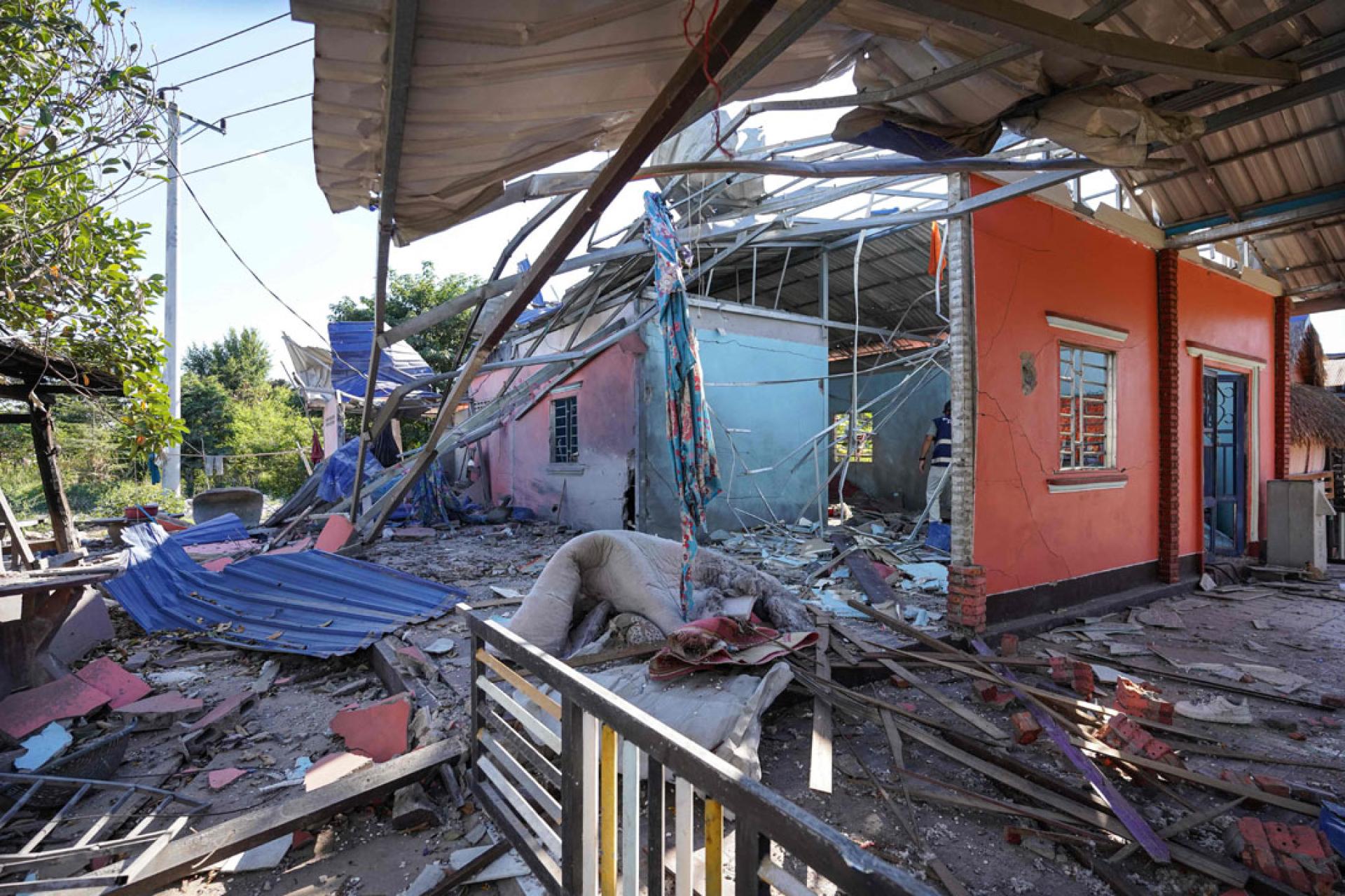 在柬埔寨班迭棉吉省，一栋房屋在16日的冲突中被毁。