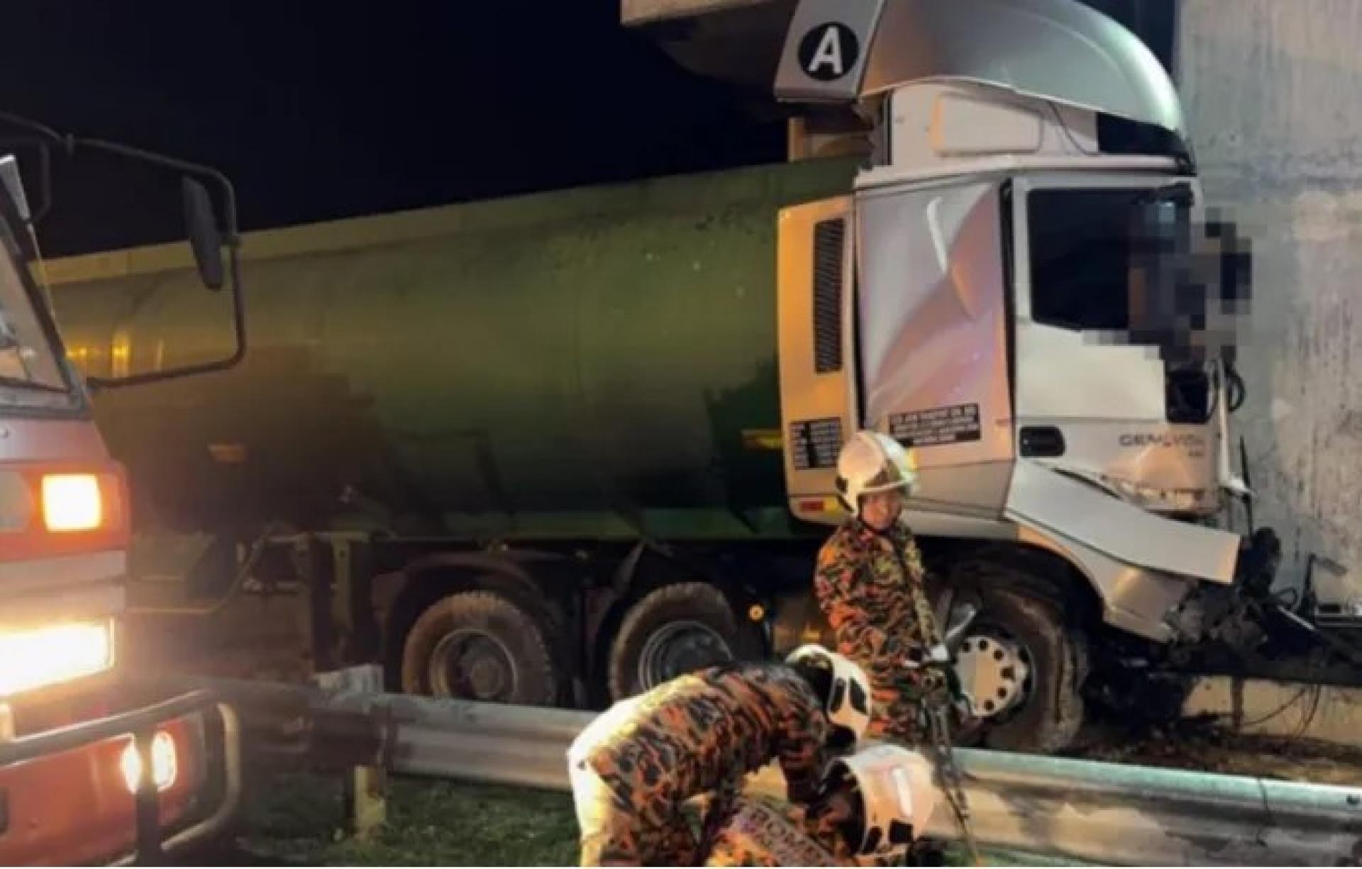 2025年12月17日，实兰沟沐胶路口发生致命车祸，消拯人员在现场处理不幸罹难的卡车司机遗体。