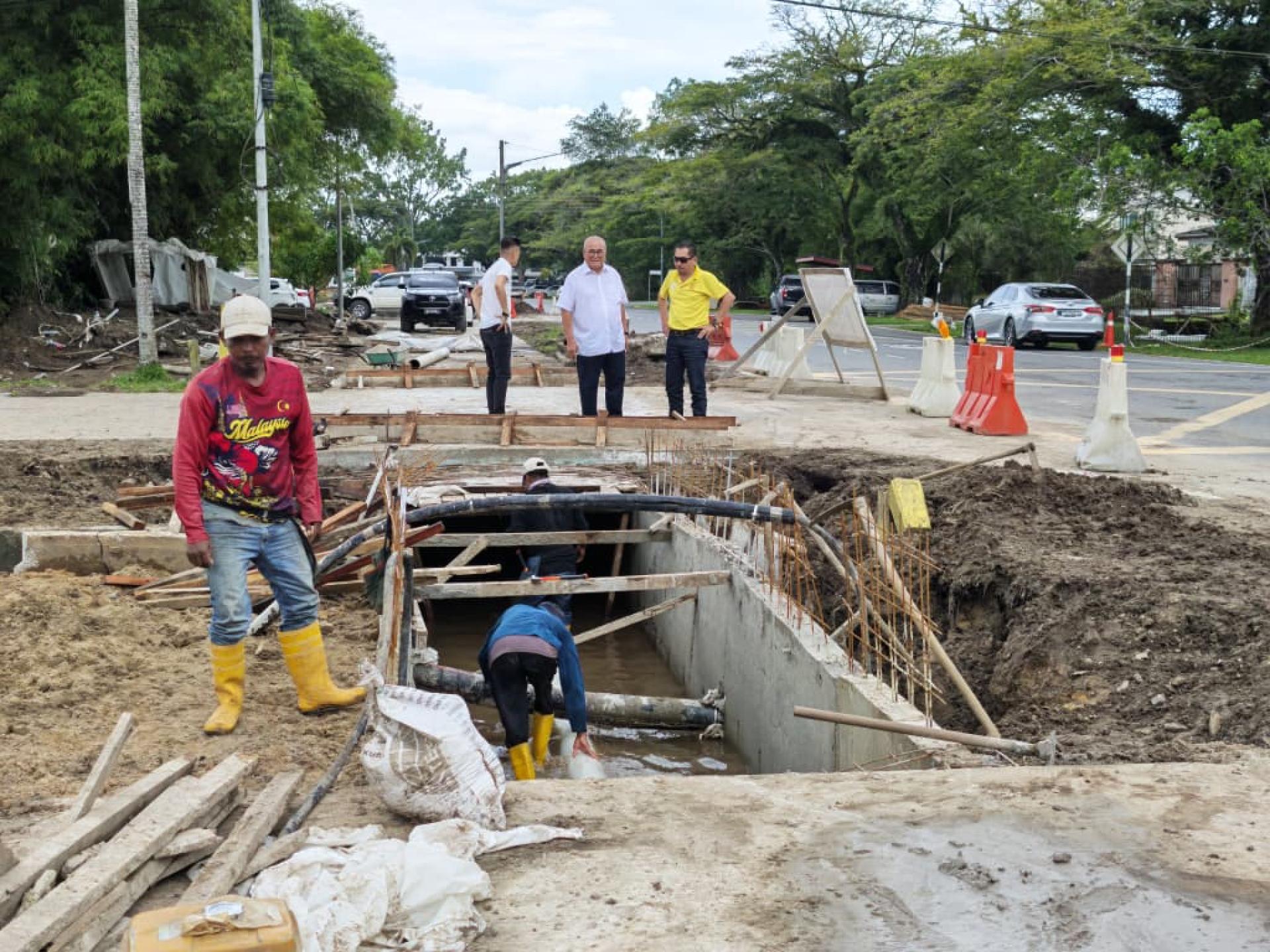 埔奕区议员俞小珊今日巡视正在埔奕3号路进行的排水系统提升工程，以确保进度顺利、施工品质达标，并进一步了解工程对周边社区的改善效果。