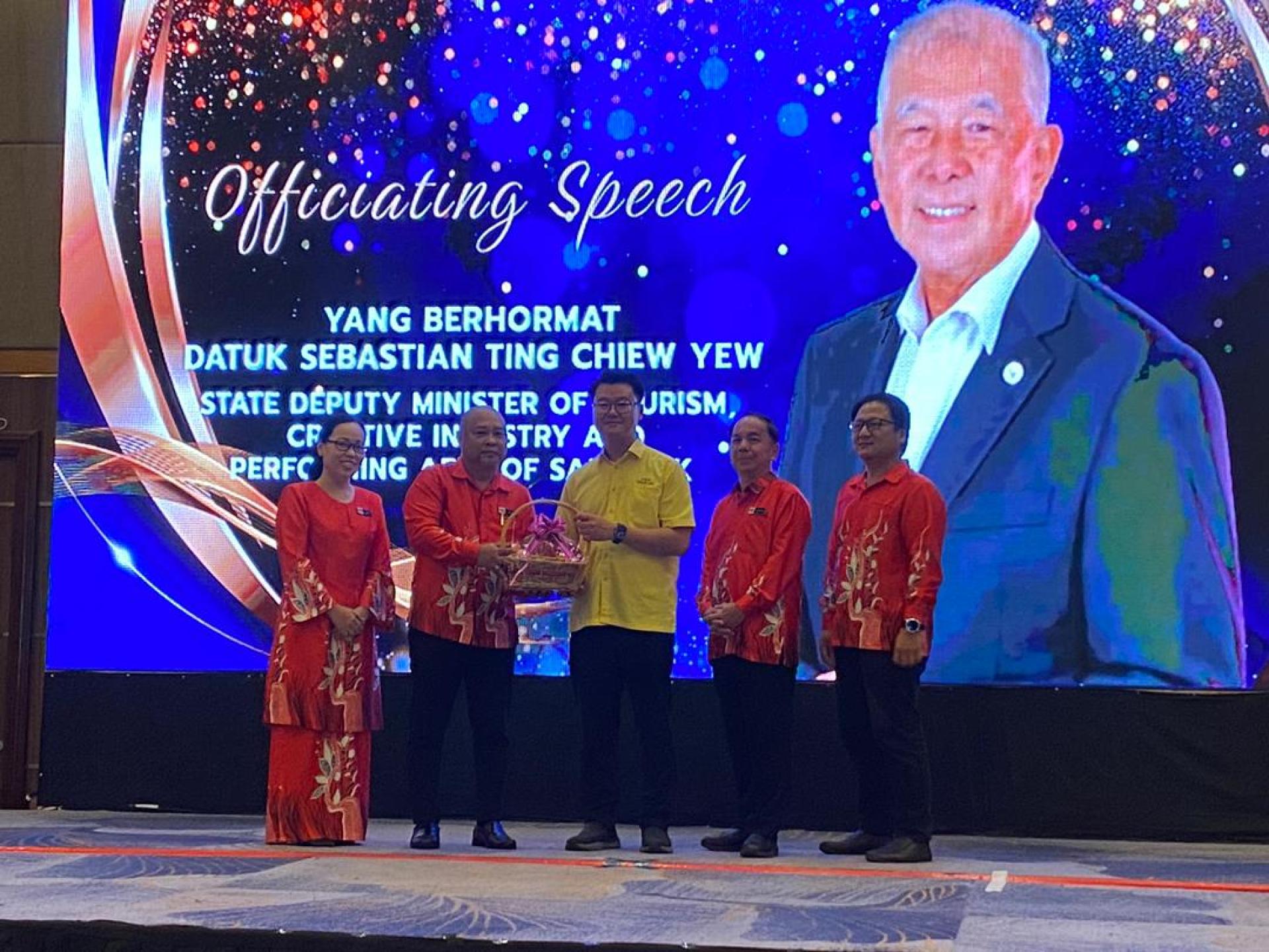 校长亨利爱德华（左2）赠送纪念品给刘奕杰。