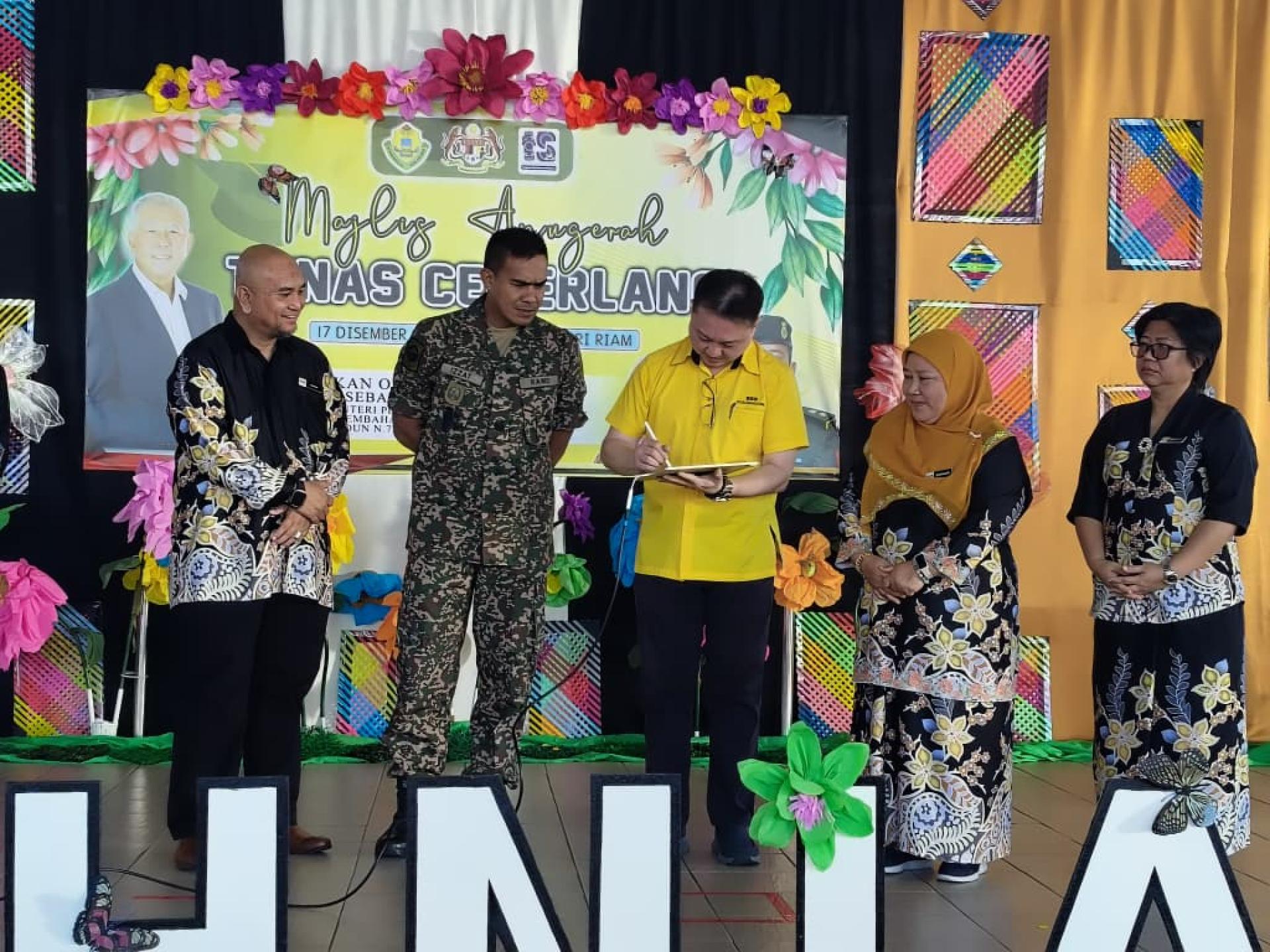 砂旅游部副部长拿督陈超耀代表、砂人联党卑尔骚支部秘书兼市议员谢家樑（中）为美里2哩廉律国小2025年毕业典礼主持开幕。