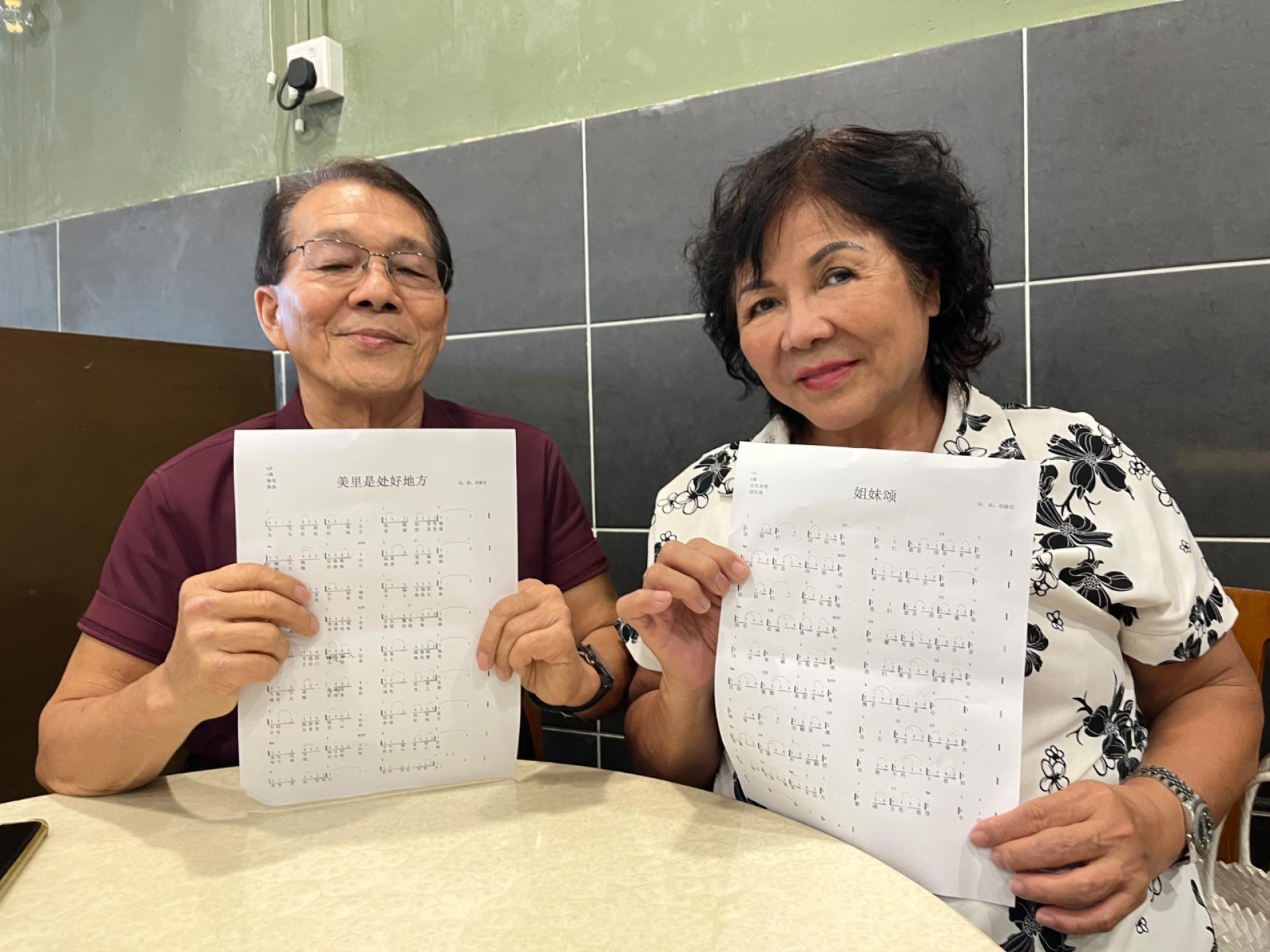 资深歌赛评审刘健忠（左）受访时影。右为甲必丹陈彩萍。