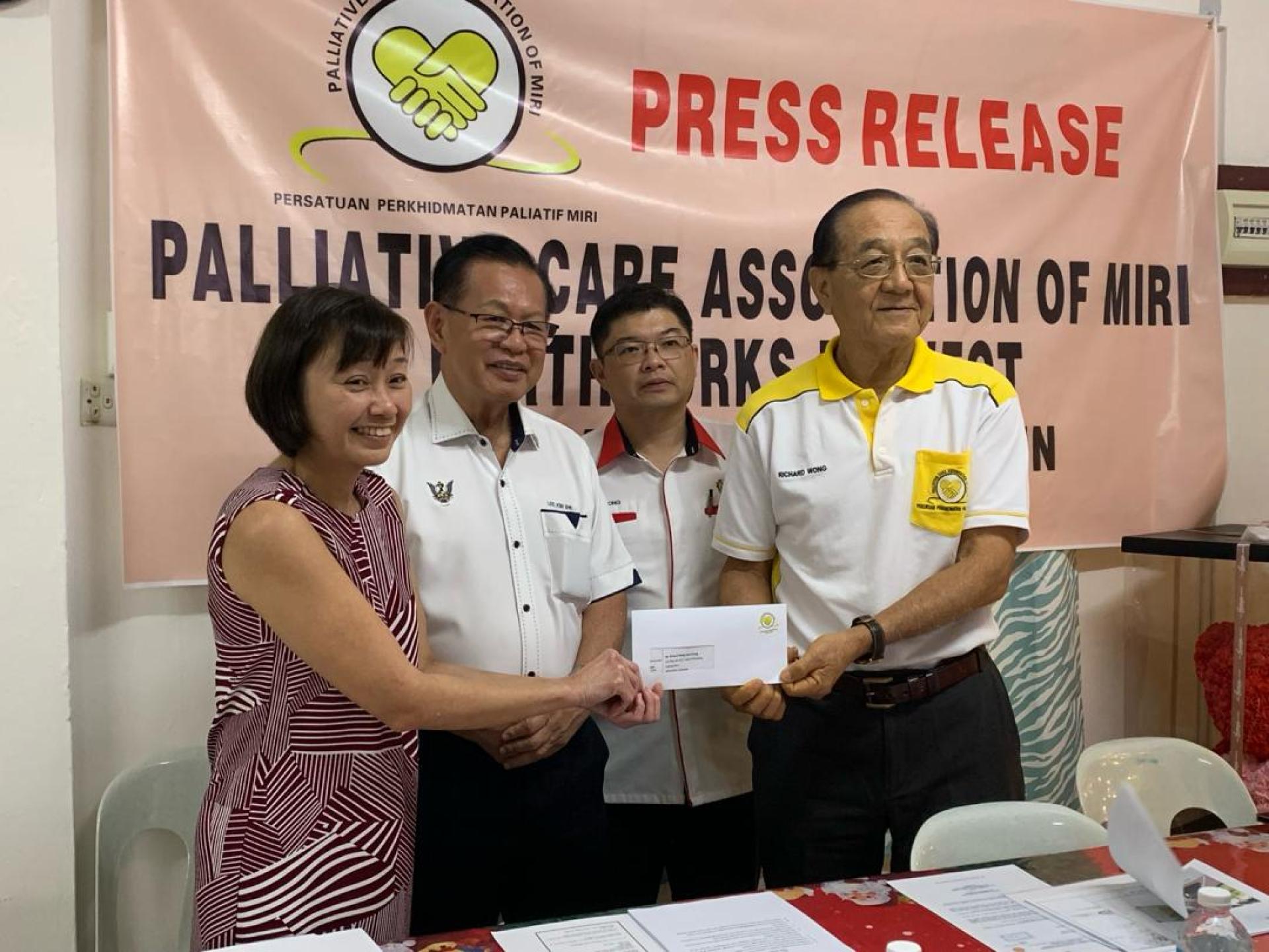 在拿督斯里李景胜（左2）的见证下，会长杨雅慧医生移交任命书予黄运祥（右1)，任命其为美里安宁疗护中心新建项目正式任命黄运祥（右1）为项目经理，负责该中心土地及建筑发展事务。