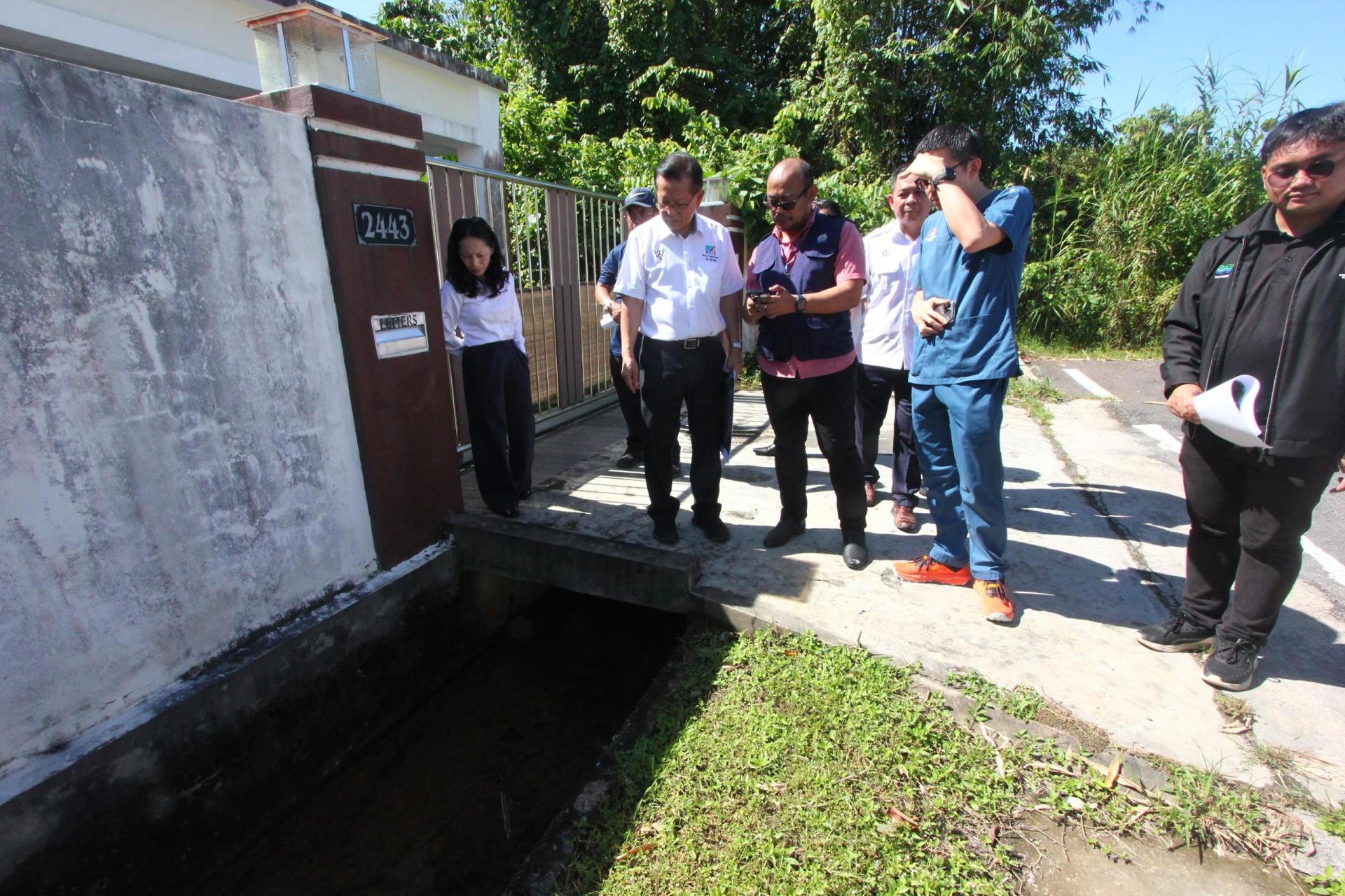 Amfield Villa 2 住宅区过去曾多次发生水灾，拿督斯里李景胜今日巡视了解情况。