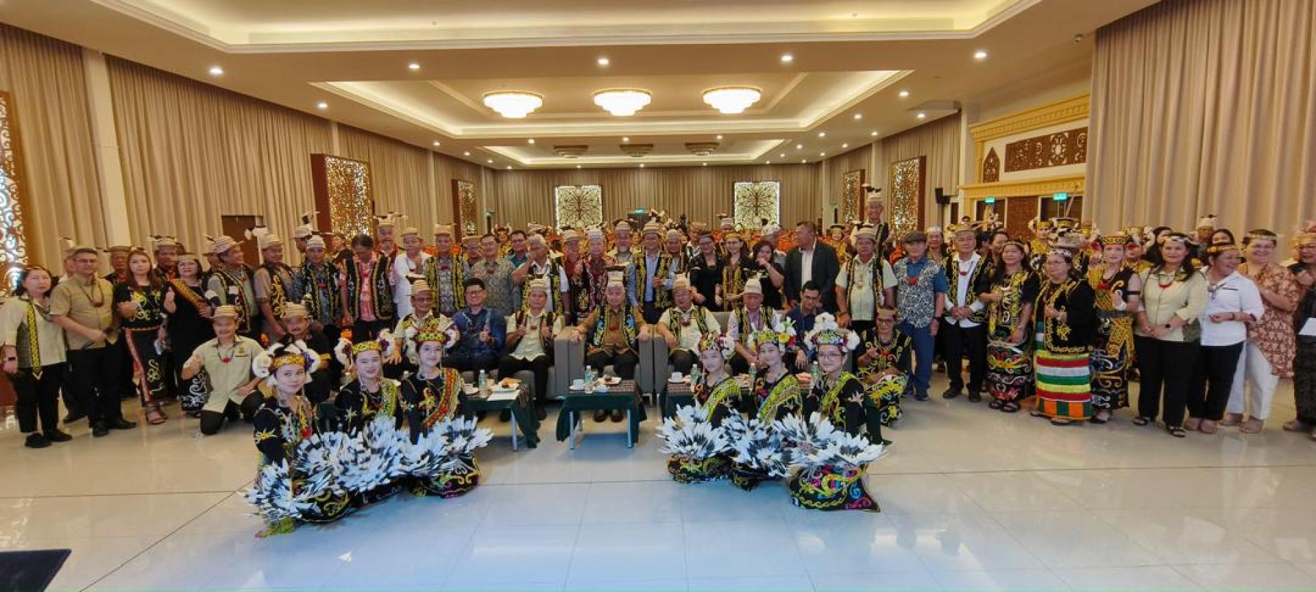 第六届砂拉越肯雅文化节开幕仪式众人合摄。