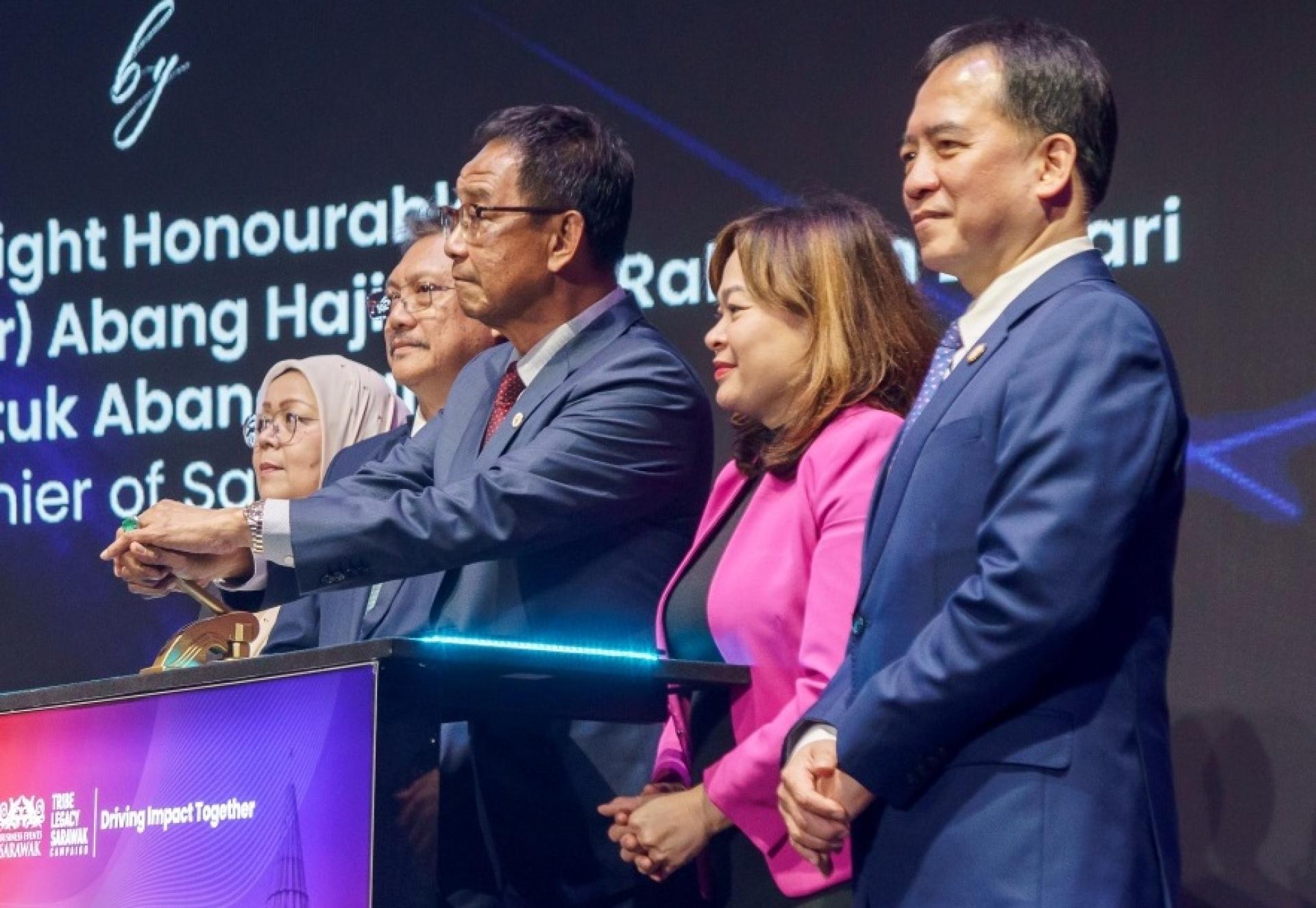 拿督斯里阿都卡林（中）代表不克出席活动的总理主持仪式