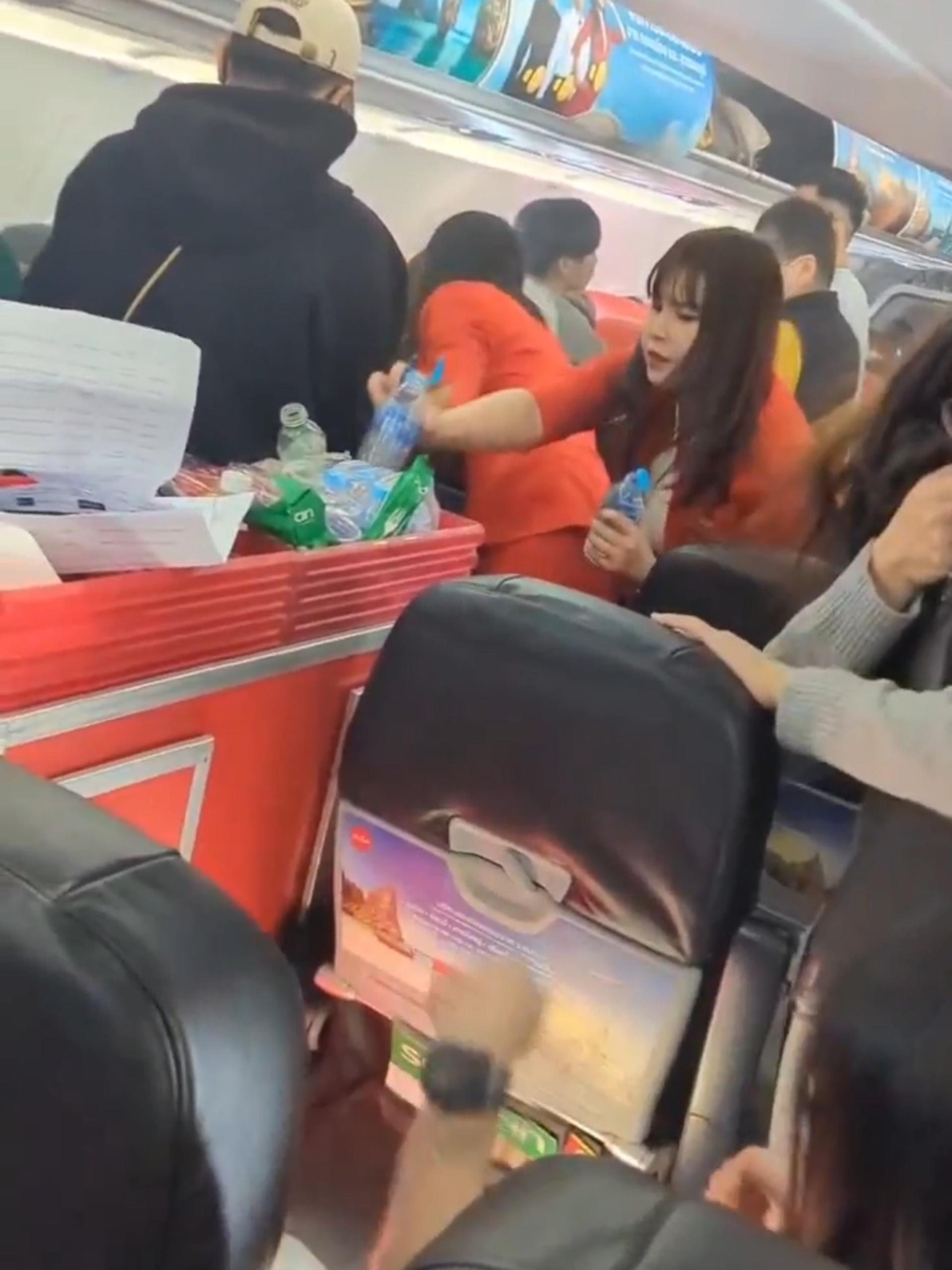 多名空服员当时手持瓶装水紧急灭火，最终扑灭火势，航班未改道，顺利安全飞抵目的地。