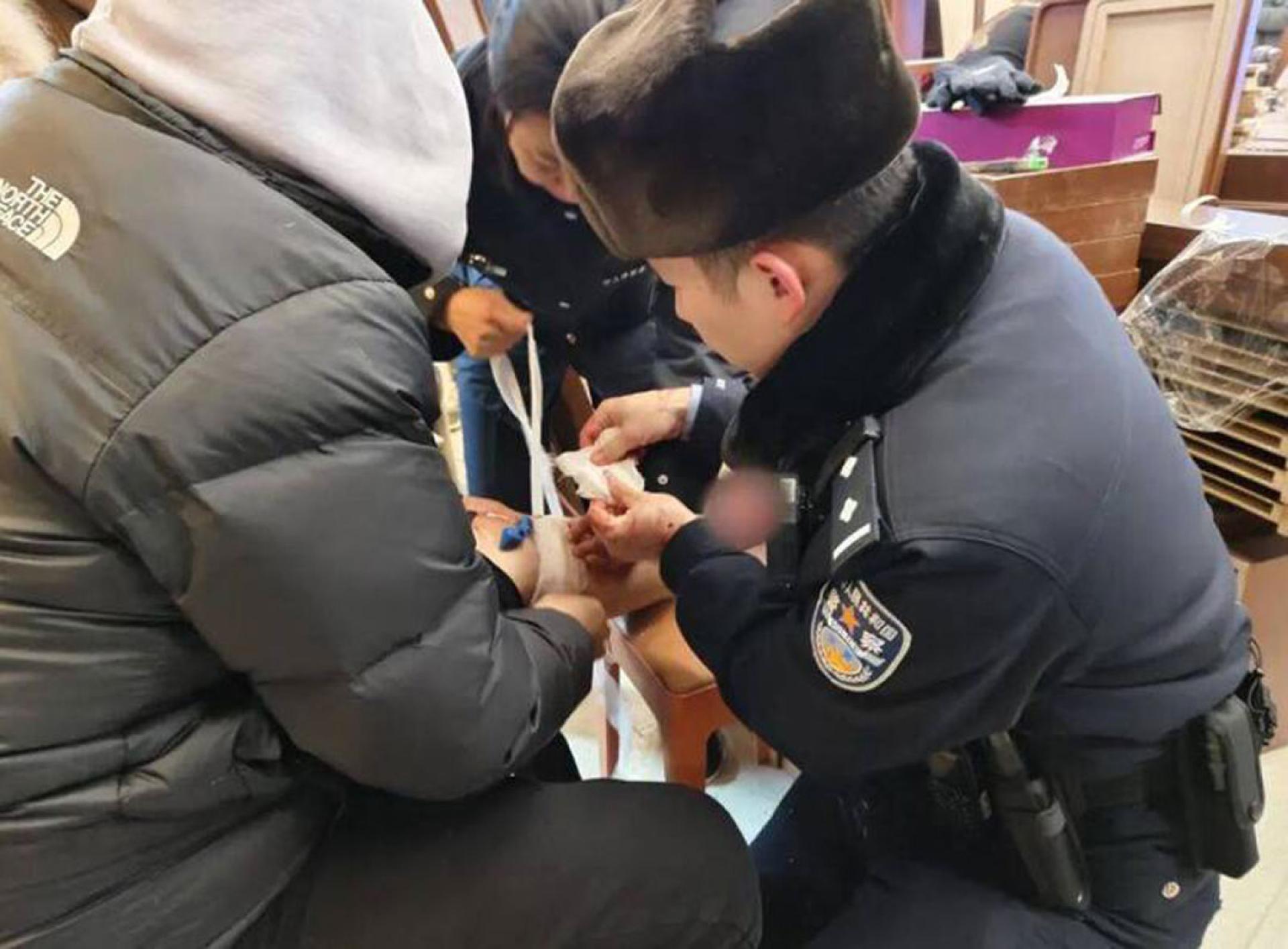 一名男子在中国哈尔滨街头血管爆裂，当地民警协助止血。