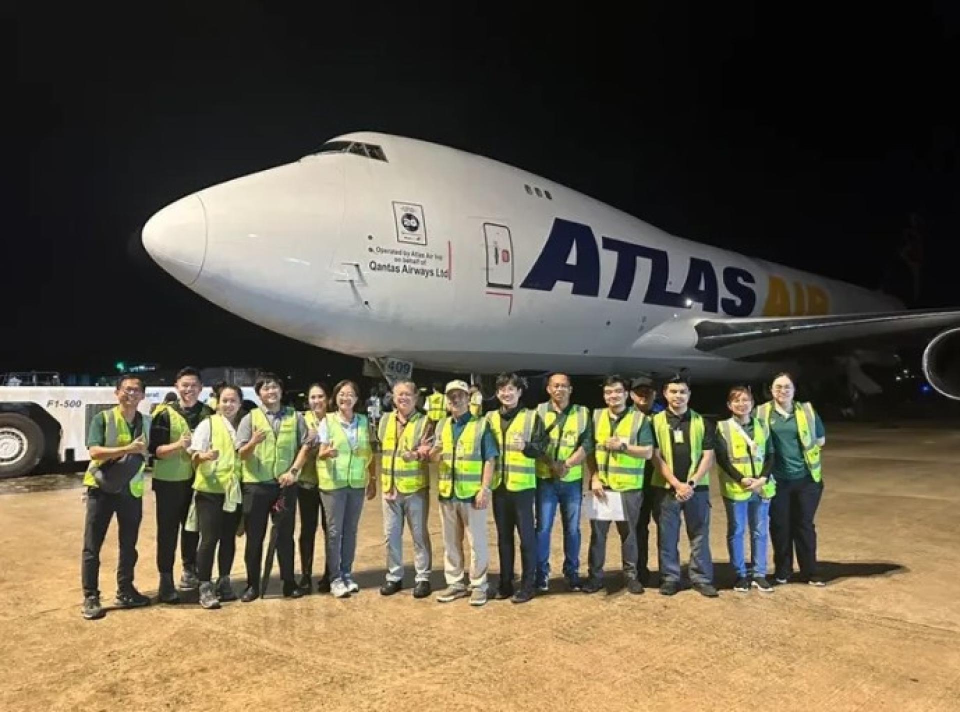 2025年12月16日，拿督马丁本（左7）与拿督阿德里安苏辛（左8）等人在古晋国际机场见证牛只自货机卸下。