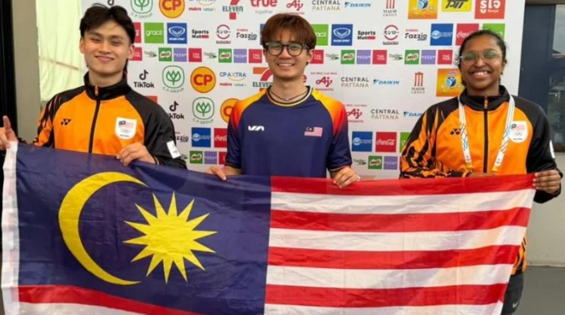 我国壁球选手Wa Sern Low、哈里斯丹尼尔及塞维特拉库马尔，今日在曼谷瓦吉拉武德学院举行的壁球巨型双打项目中勇夺金牌。