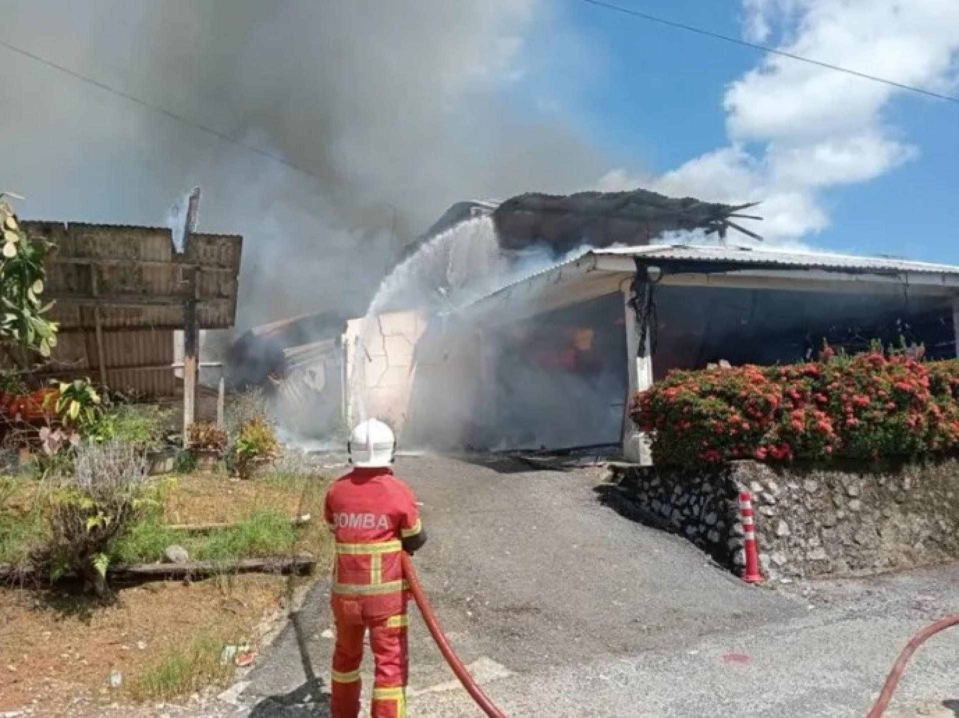 2025年12月17日，消拯员在西连慕鲁德普拉曼甘榜扑灭一间住屋发生的火灾。
