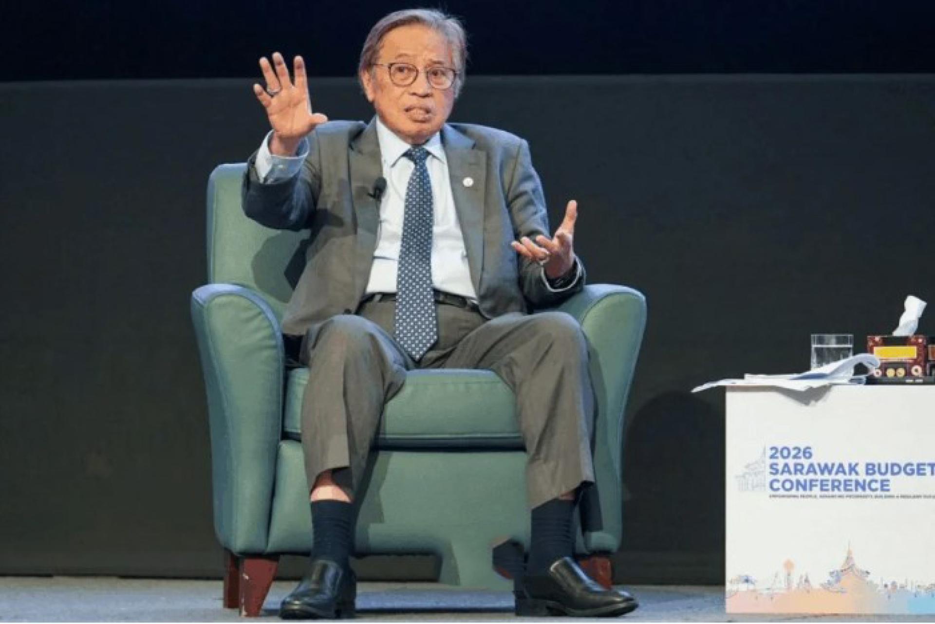 砂拉越总理拿督巴丁宜丹斯里阿邦佐哈里在古晋婆罗洲会展中心主持2026年砂拉越财政预算案大会开幕仪式。