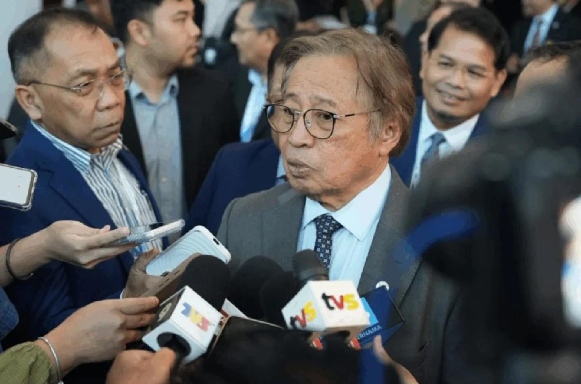 砂拉越总理拿督巴丁宜丹斯里阿邦佐哈里接受媒体访问。