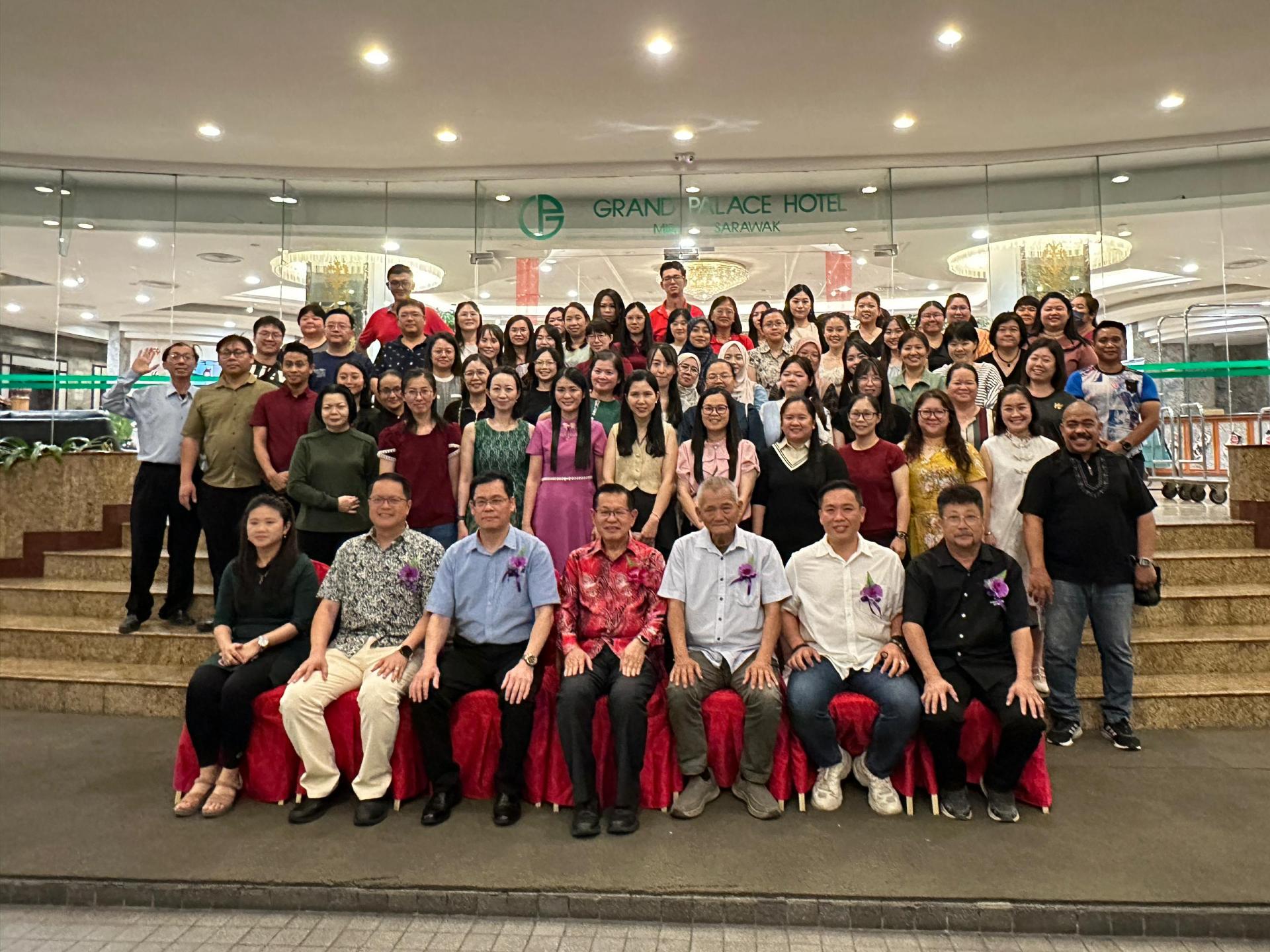 美里杜当中华公学2025年终感恩晚宴出席董事与教师们合影。前排左2起为副董事长彭小菶、校长刘世坤、董事长拿督斯里李景胜、秘书长天猛公杨惠生、财政市议员窦家雄，以及总务吴国安。