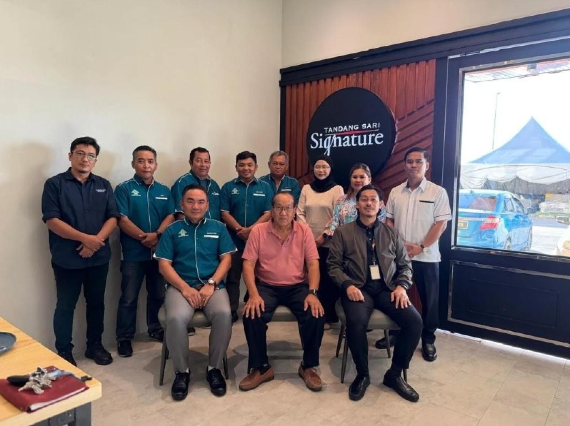 DUBS斯里阿曼与SEDC民都鲁地区代表合影。