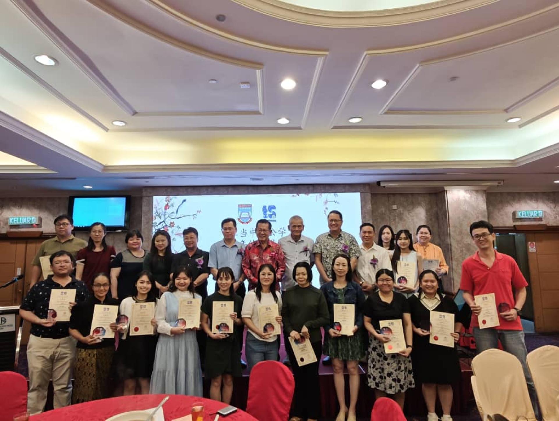 奉献榜样奖获奖者与颁奖嘉宾合影。后排左5起为总务吴国安、校长刘世坤、董事长拿督斯里李景胜、秘书长天猛公杨惠生、副董事长彭小菶，以及财政窦家雄市议员。