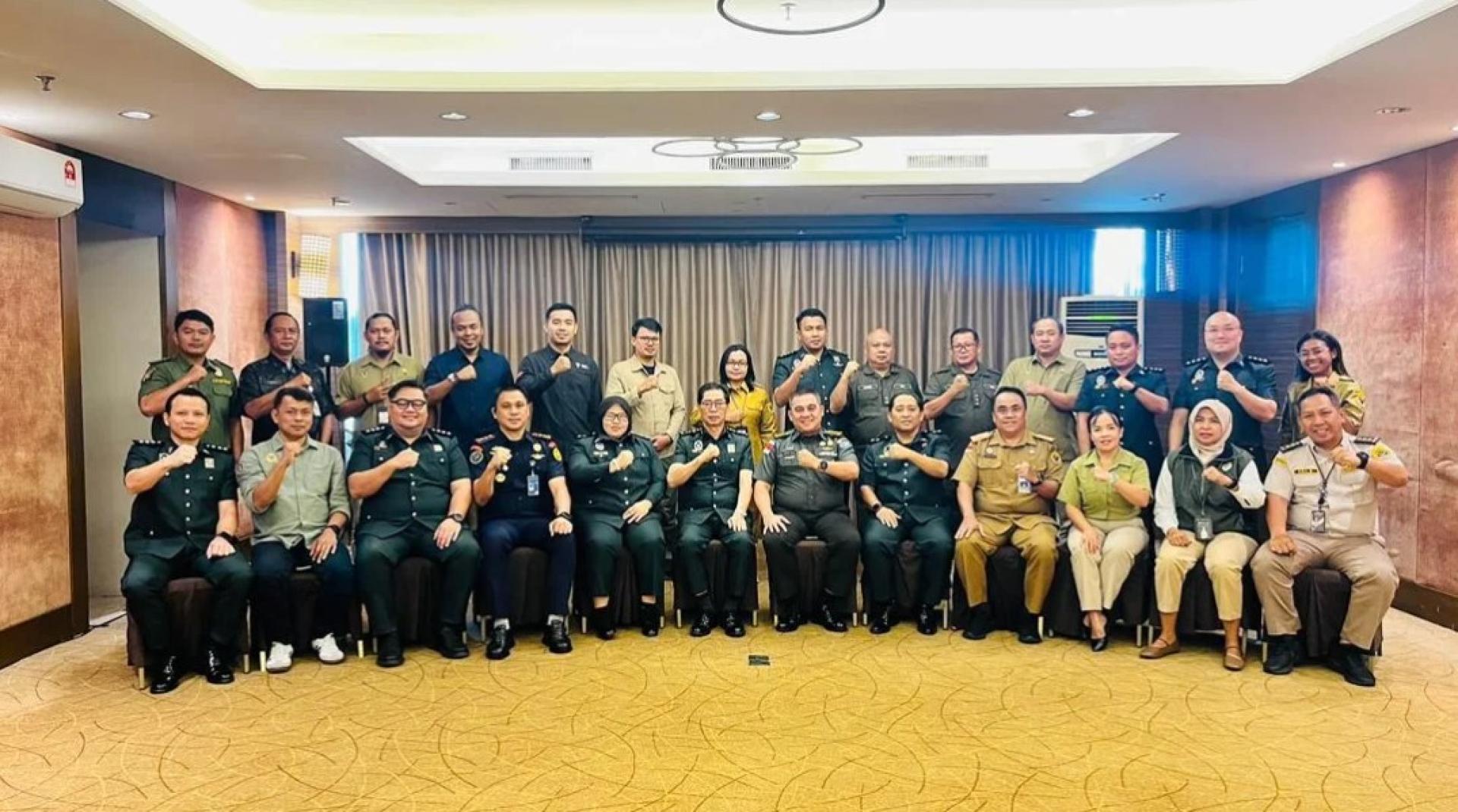 会议代表团合影。