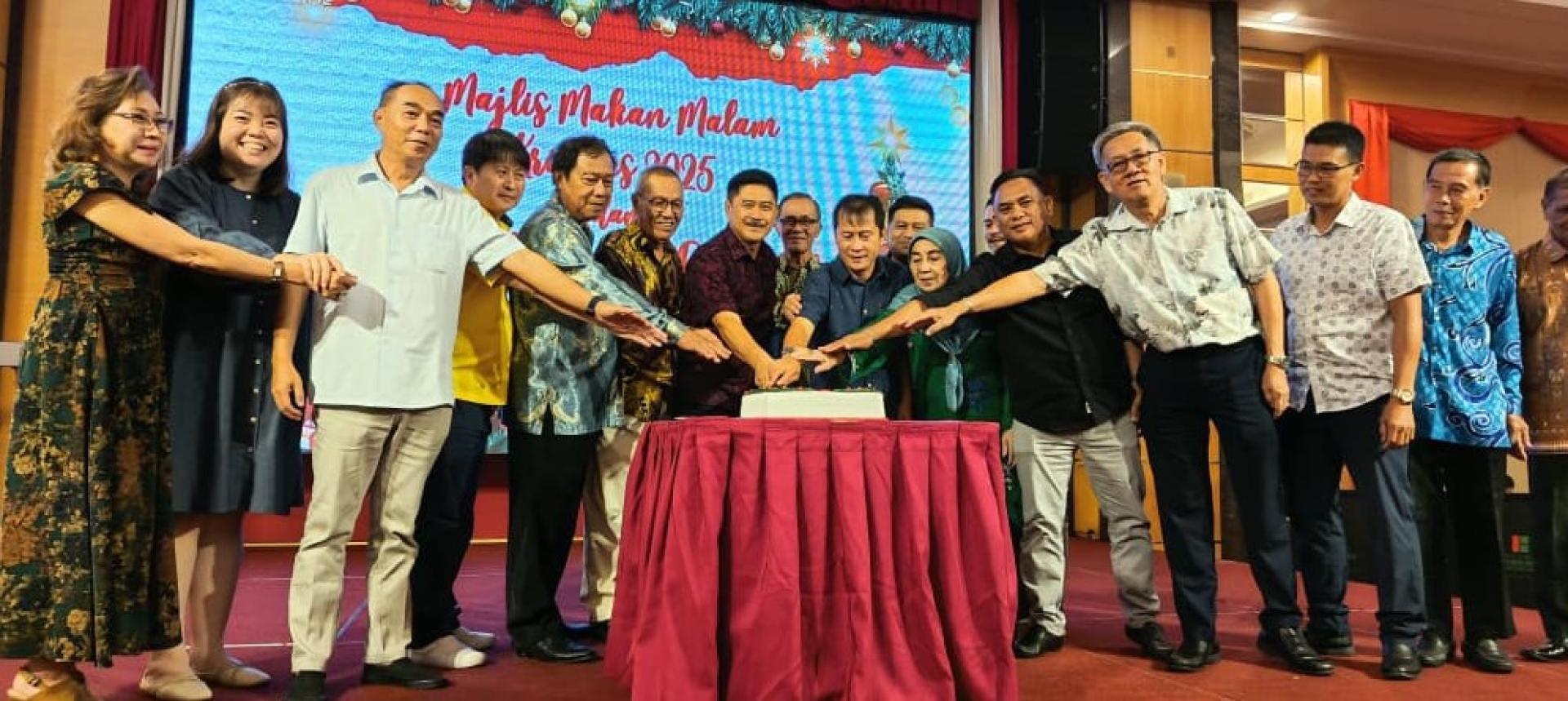 里宾拉玛（中）与嘉宾在切蛋糕仪式上合影。