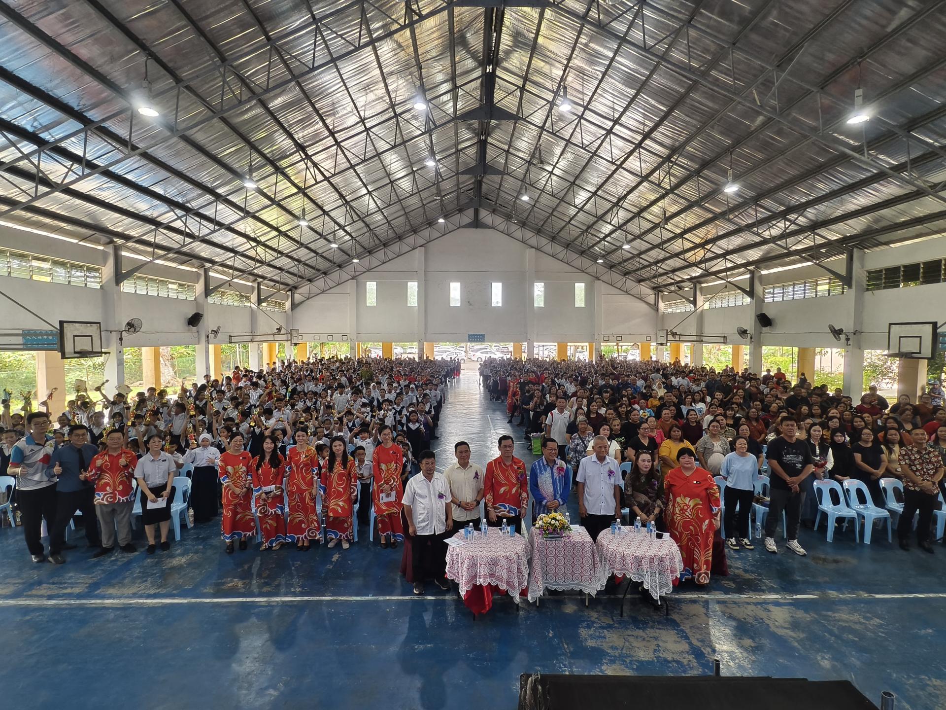 董事、全体教师与毕业生于《第十六届颁奖暨结业典礼》合影。