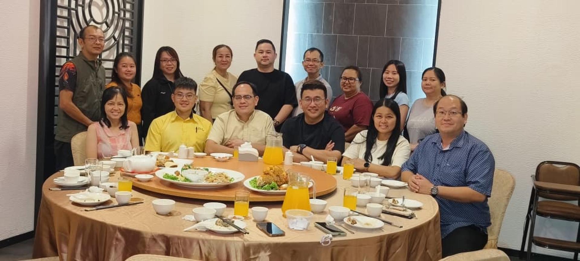 美里客家公会青年团全体出席者合照。坐者左3为团长杨万勇。