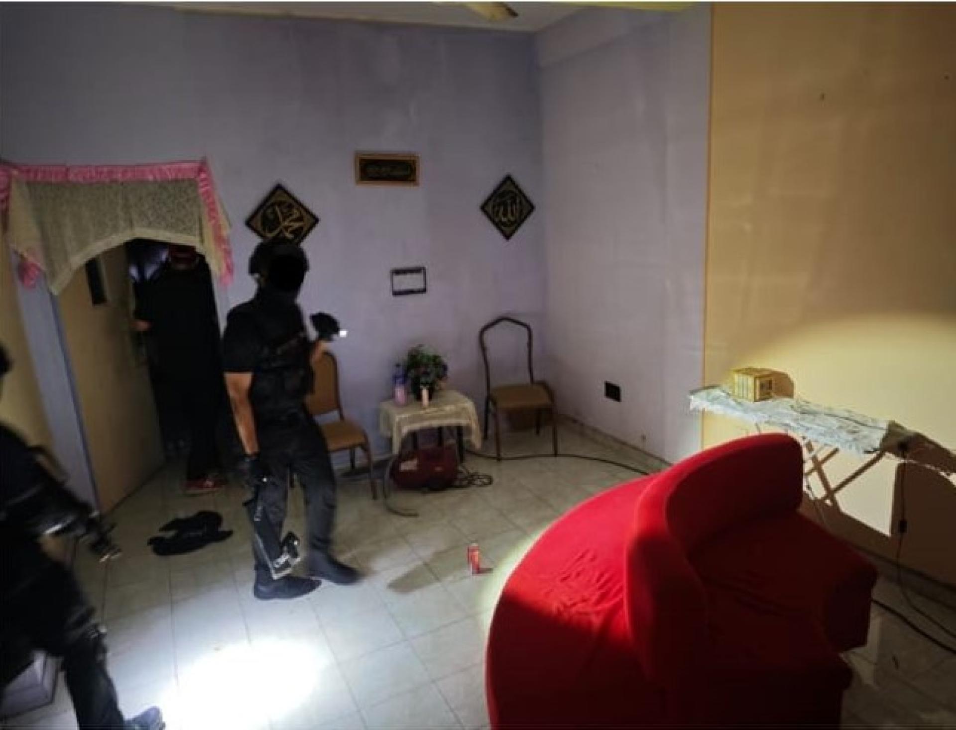 执法人员进行检查