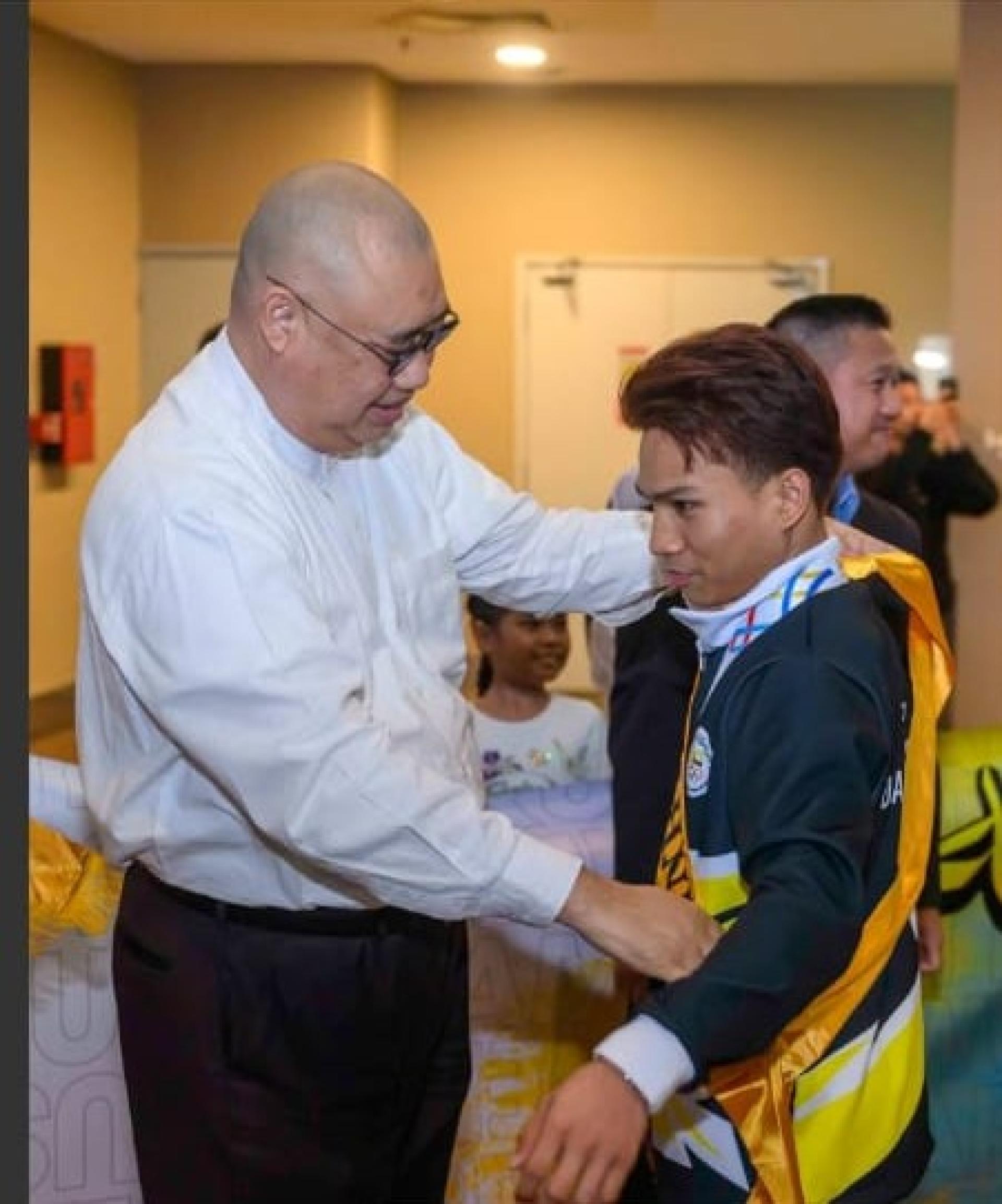 文化、青年和体育部长拿督兹米迎接武术金牌得主阿迪萨利欣