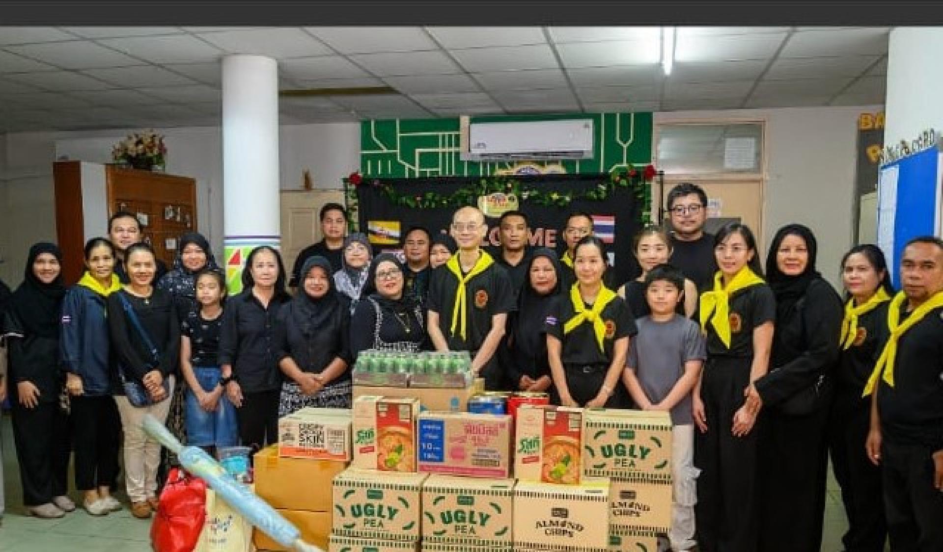 泰国驻汶莱临时代办吉迪武皮尼奥特与出席者合影