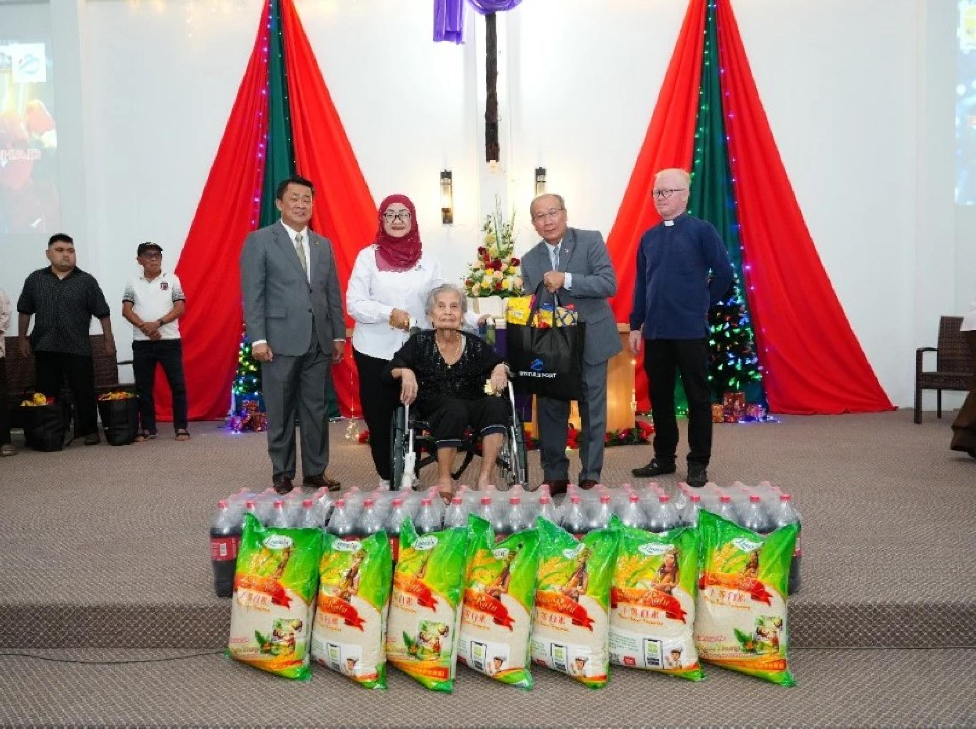 马斯莉哈向其中一名受惠者移交2025年圣诞食物篮。