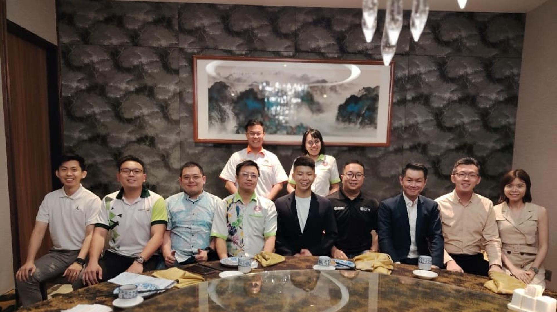 八大华青理事会对新一轮内阁重组顺利完成表示祝贺，并期盼新内阁团队能够共同打造一个具备国际竞争力与可持续发展的马来西亚。前左起陈伟珅、林顺斌、蔡珳旭、杨桂荣、刘俊贤、颜丕永、郑大勇、颜昇誉及叶慧彬。后排左起陈荣贤及黄惠娟。