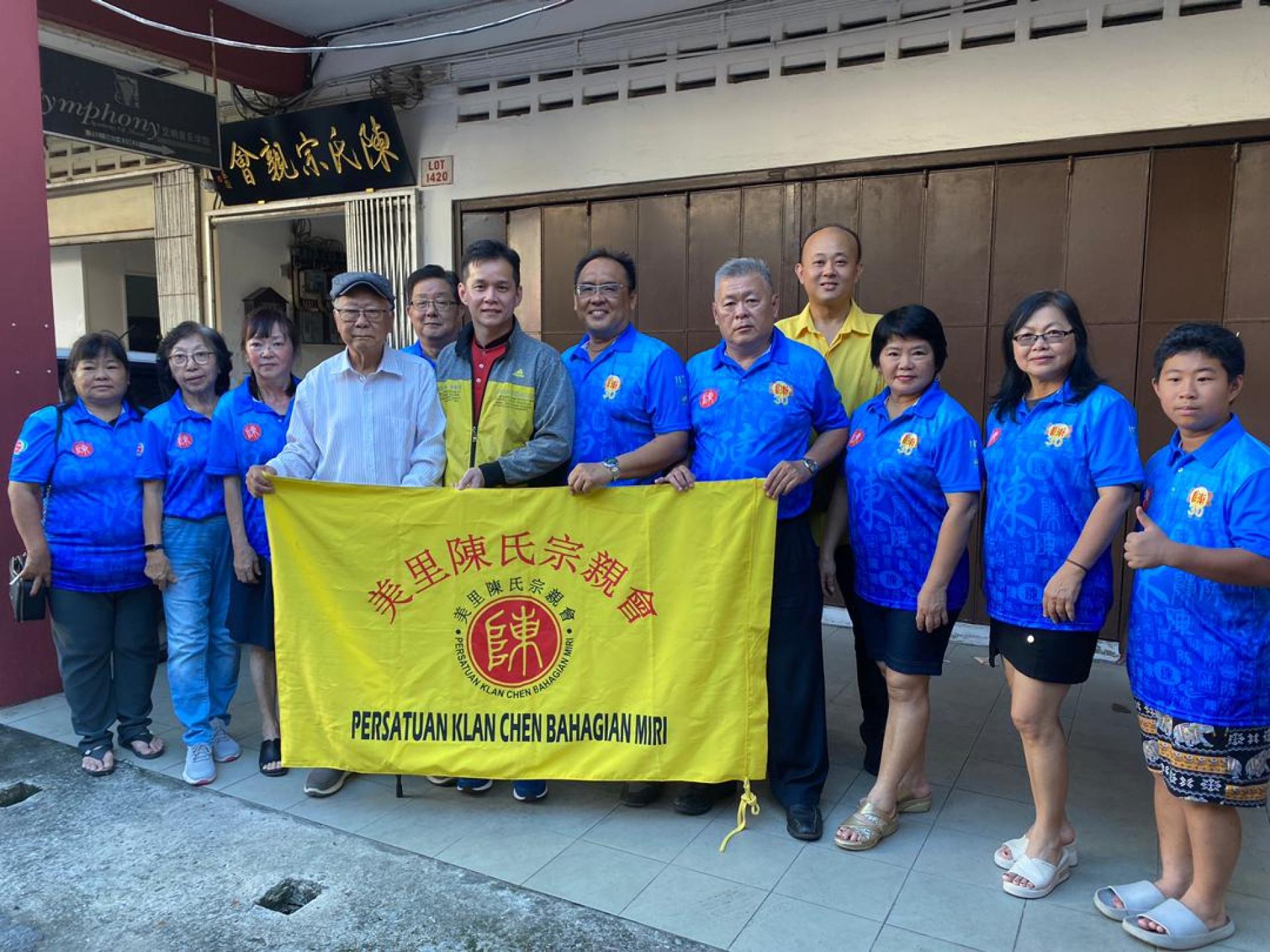 美里陈氏宗亲会举行授旗仪式，永久名誉顾问陈乃豪（左4）授旗予会长兼领队陈绍和（右4），祝贺宗亲会员即将出征“2025年第12届全砂陈联总会嘉年华”。