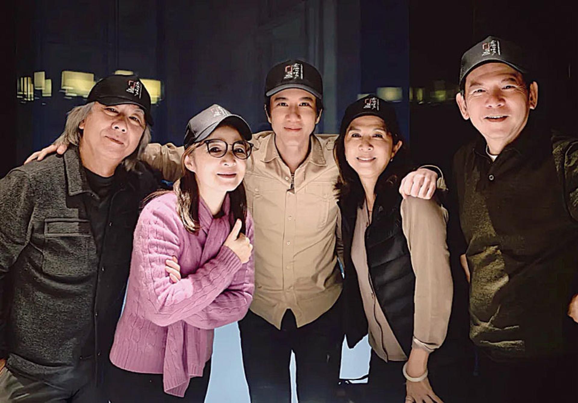 王力宏(中)与李寿全(左)夫妇、李建复(右)夫妇一起聚会。