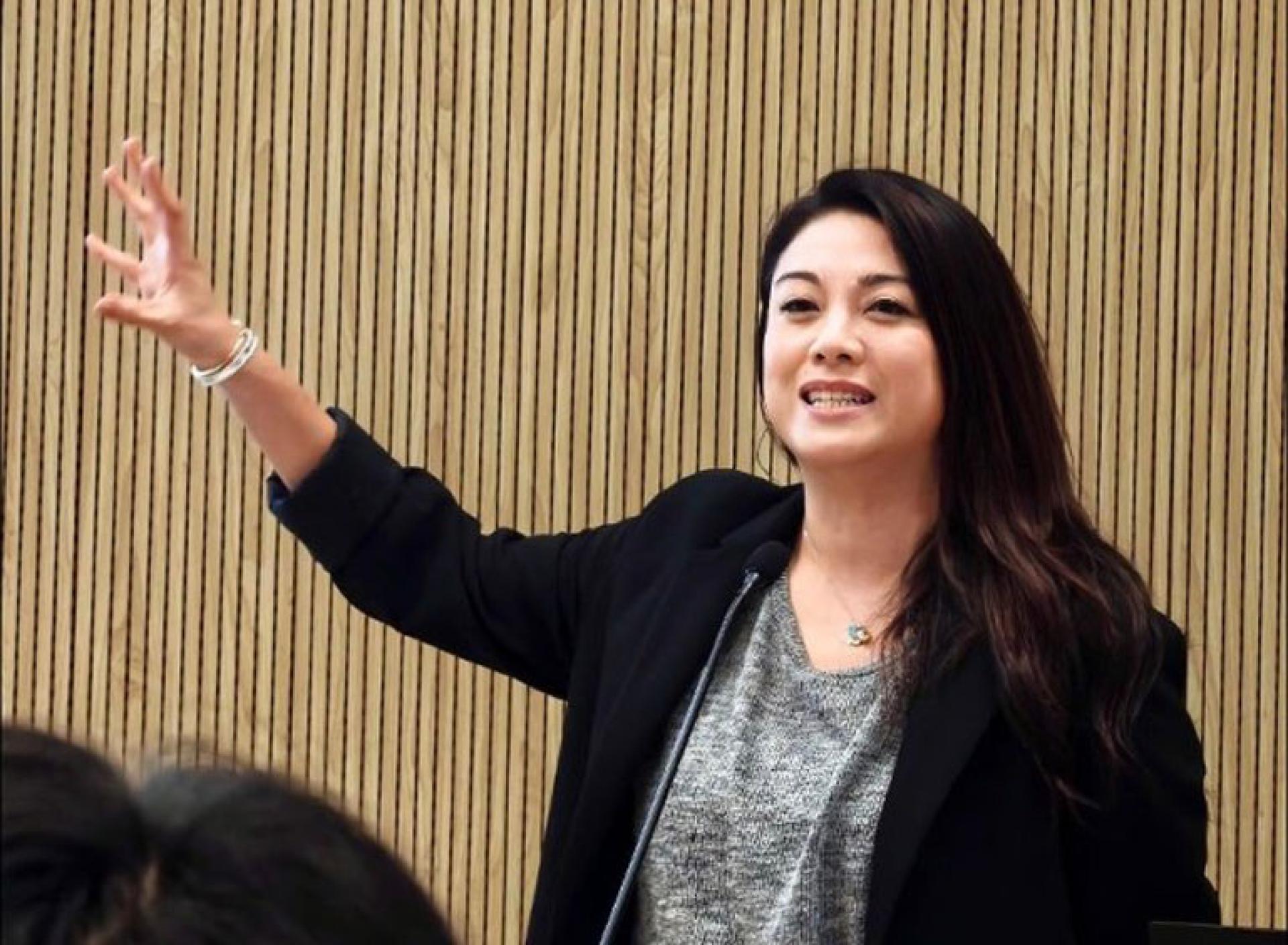 网友分享廖碧儿上堂教书的照片，认为她身形稍为发福。